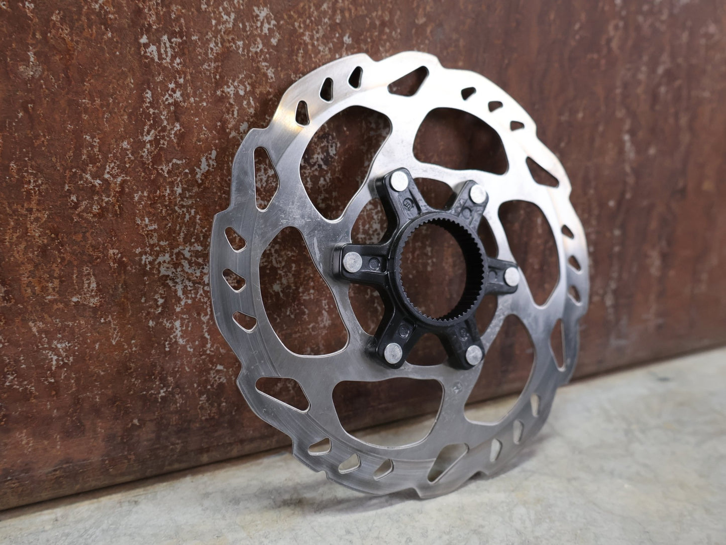 Bremsscheibe von Shimano, SHIMANO SLX / 105 BREMSSCHEIBE SM - RT70 CENTERLOCK 160MM vor USEDBIKES - OB.DE Hintergrund