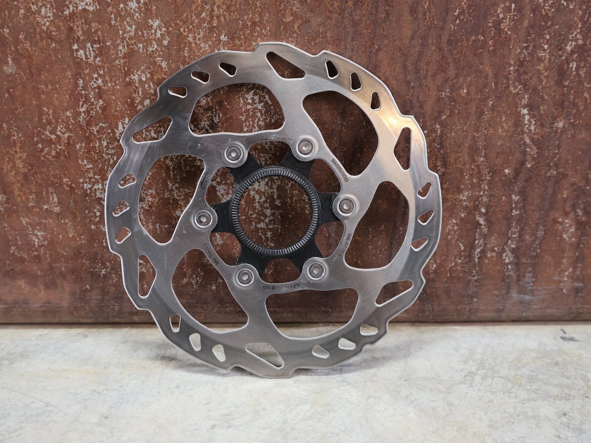 Bremsscheibe von Shimano, SHIMANO SLX / 105 BREMSSCHEIBE SM - RT70 CENTERLOCK 160MM vor USEDBIKES - OB.DE Hintergrund