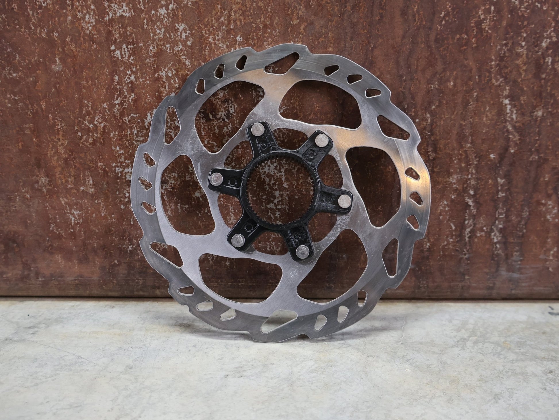 Bremsscheibe von Shimano, SHIMANO SLX / 105 BREMSSCHEIBE SM - RT70 CENTERLOCK 160MM vor USEDBIKES - OB.DE Hintergrund