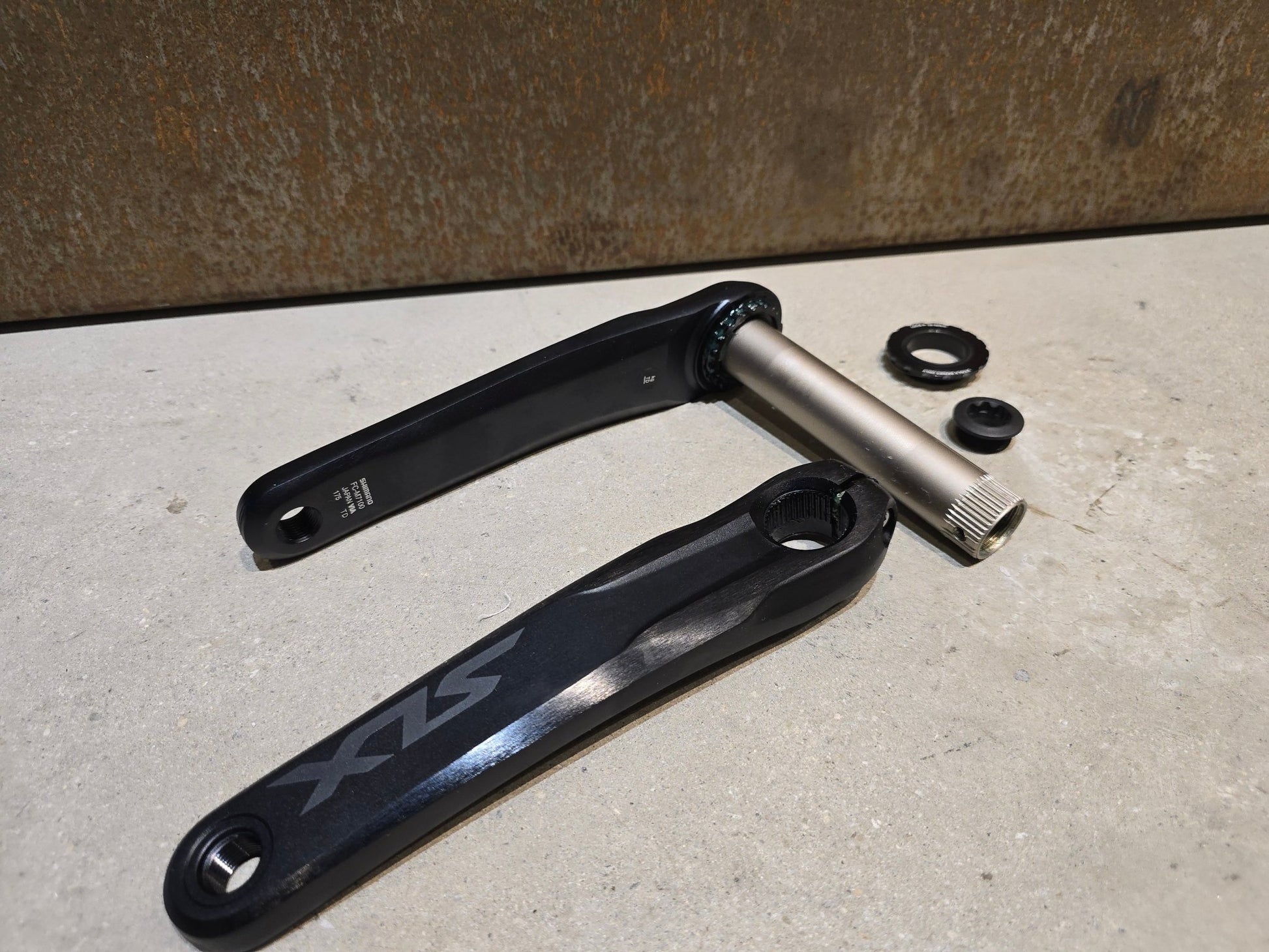 Kurbel von Shimano, SHIMANO SLX FC - M7100 - 1 MOUNTAINBIKE KURBEL 12FACH 175MM in variant_title vor USEDBIKES - OB.DE Hintergrund