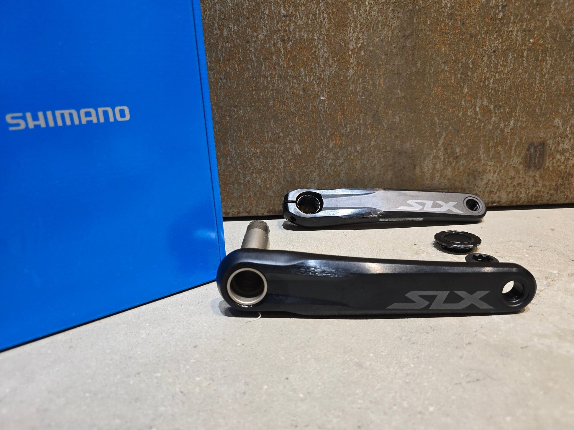 Kurbel von Shimano, SHIMANO SLX FC - M7100 - 1 MOUNTAINBIKE KURBEL 12FACH 175MM in variant_title vor USEDBIKES - OB.DE Hintergrund