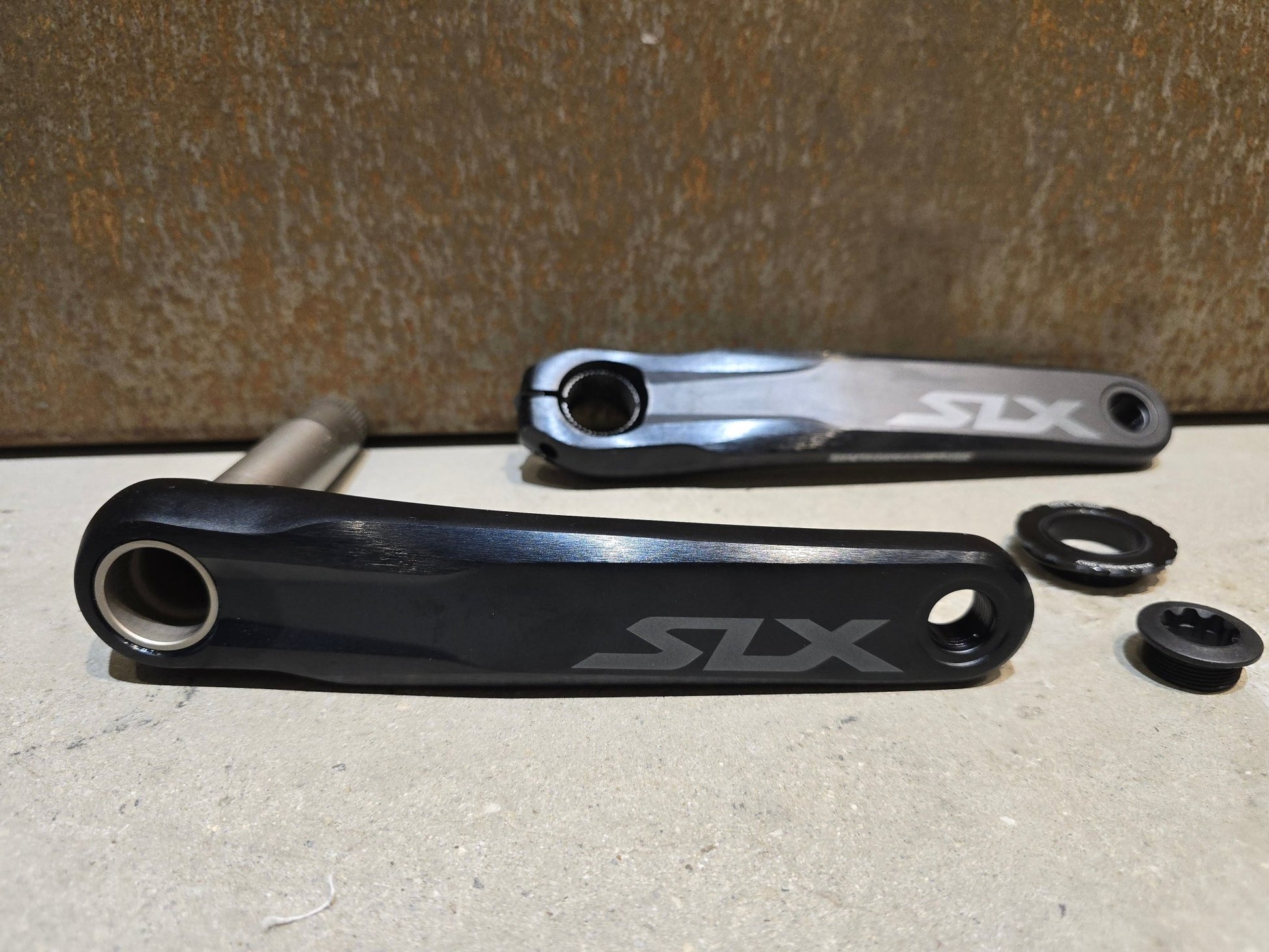 Kurbel von Shimano, SHIMANO SLX FC - M7100 - 1 MOUNTAINBIKE KURBEL 12FACH 175MM in variant_title vor USEDBIKES - OB.DE Hintergrund