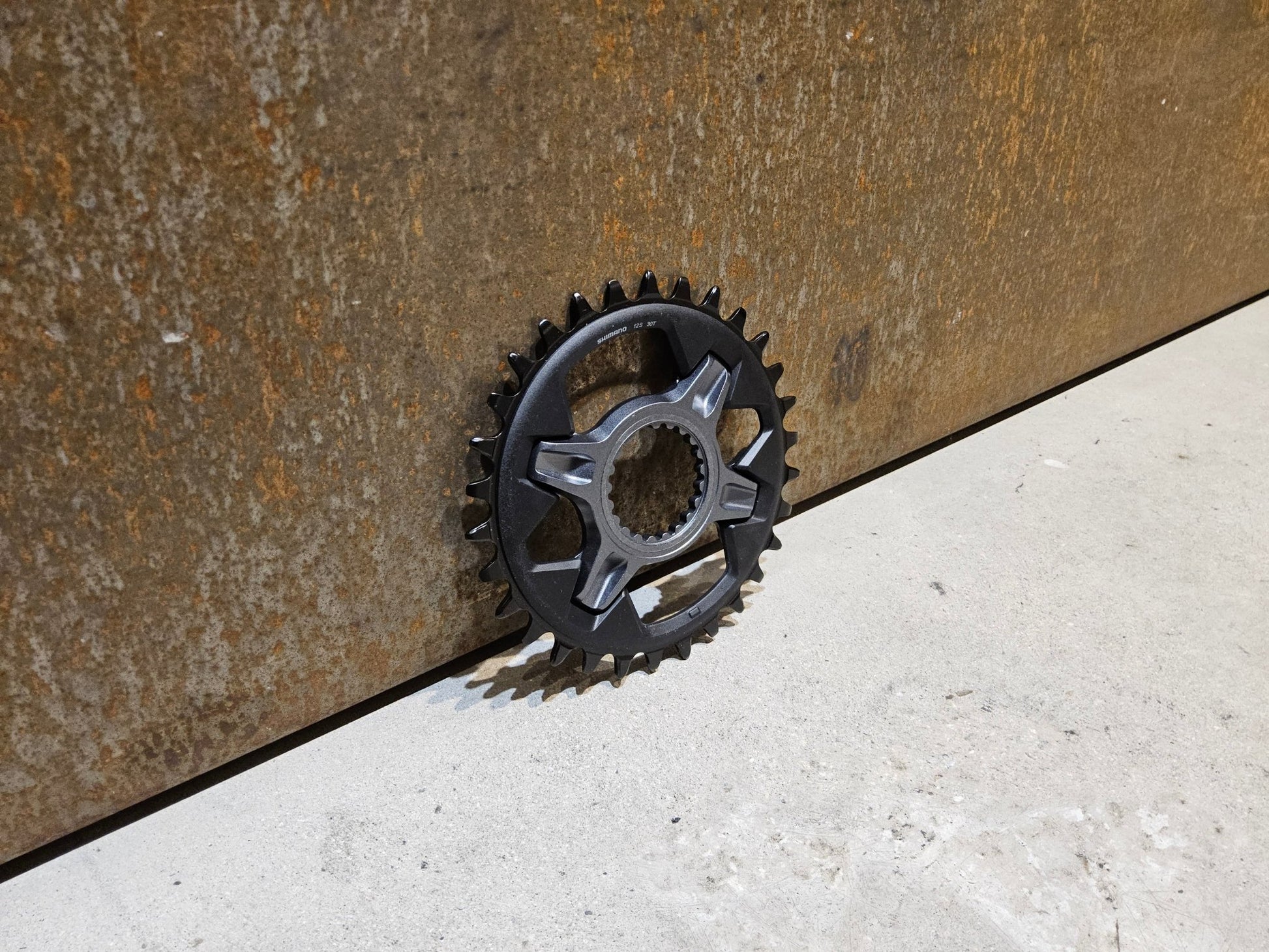 Kettenblatt von Shimano, SHIMANO SLX KETTENBLATT FC - M7100 / SM - CRM75 / 30 - 32 ZÄHNE in variant_title vor USEDBIKES - OB.DE Hintergrund