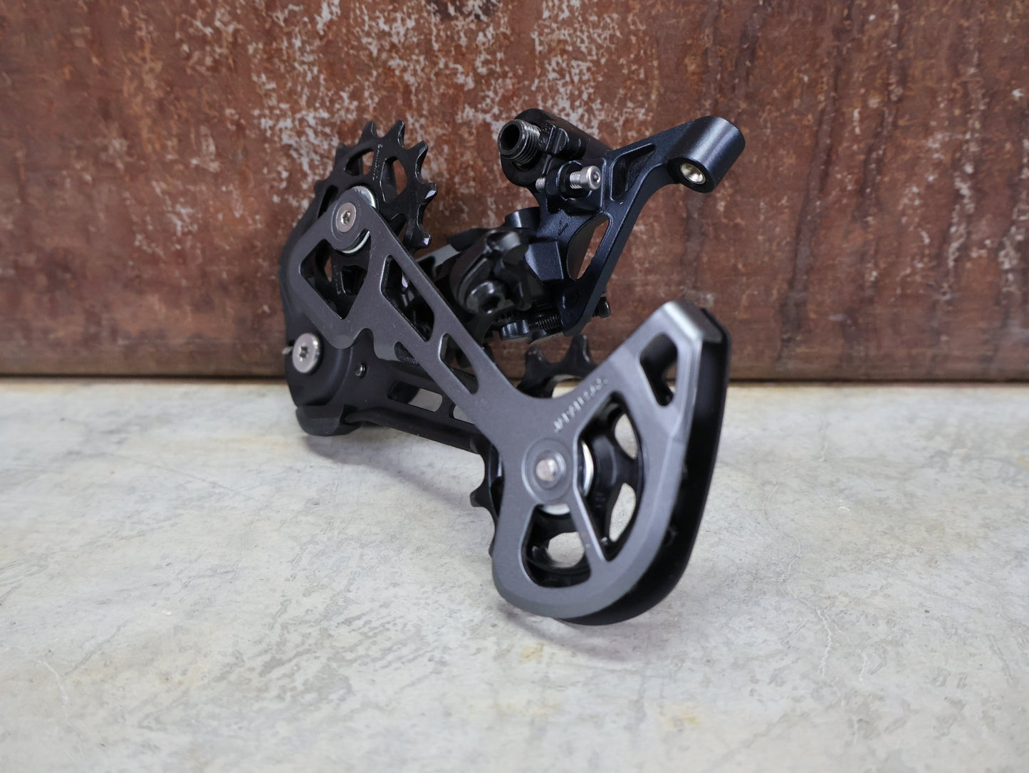 Schaltungsteile von Shimano, SHIMANO SLX RD - M7100 - SGS SCHALTWERK 12 FACH vor USEDBIKES - OB.DE Hintergrund