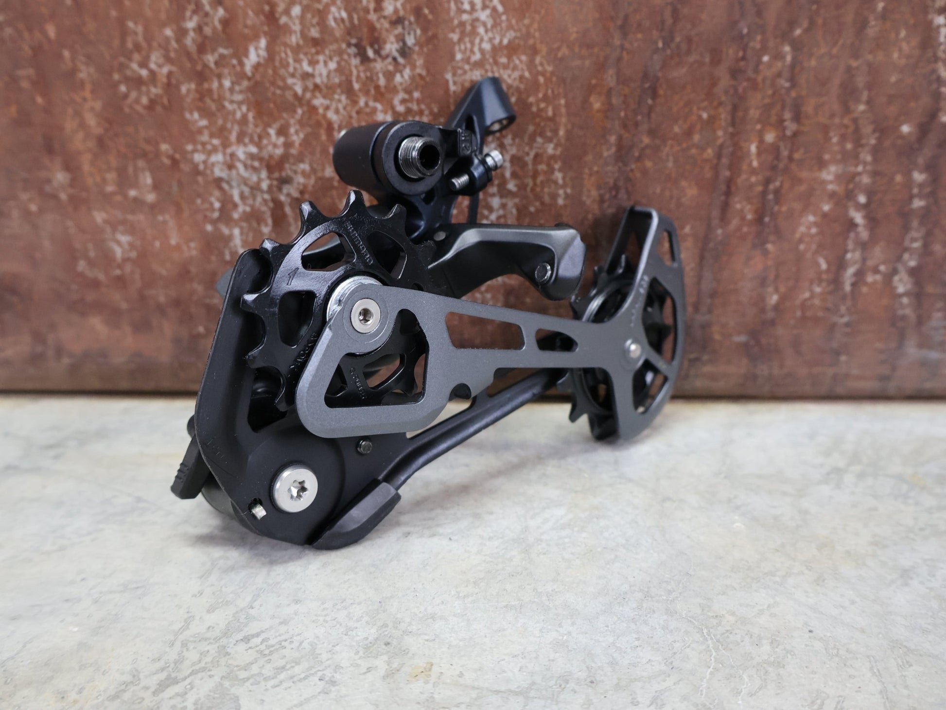 Schaltungsteile von Shimano, SHIMANO SLX RD - M7100 - SGS SCHALTWERK 12 FACH vor USEDBIKES - OB.DE Hintergrund