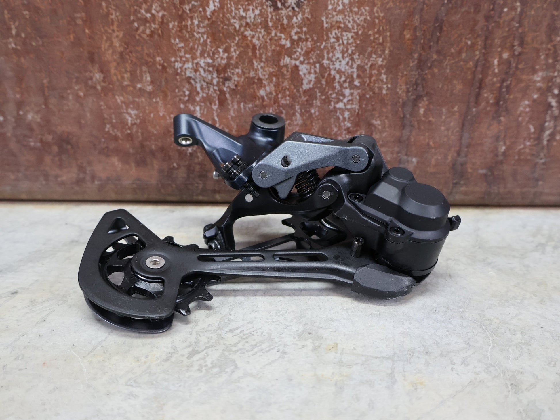 Schaltungsteile von Shimano, SHIMANO SLX RD - M7100 - SGS SCHALTWERK 12 FACH vor USEDBIKES - OB.DE Hintergrund