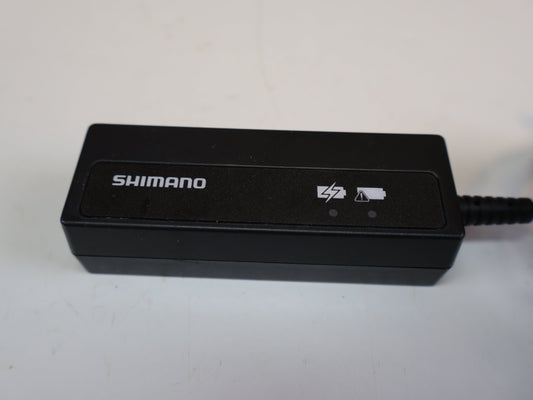 Di2 Zubehör von Shimano, SHIMANO SM-BCR2 DI2 / LADEGERÄT UND PC INTERFACE / INTERNER AKKU 11-FACH vor USEDBIKES-OB.DE Hintergrund