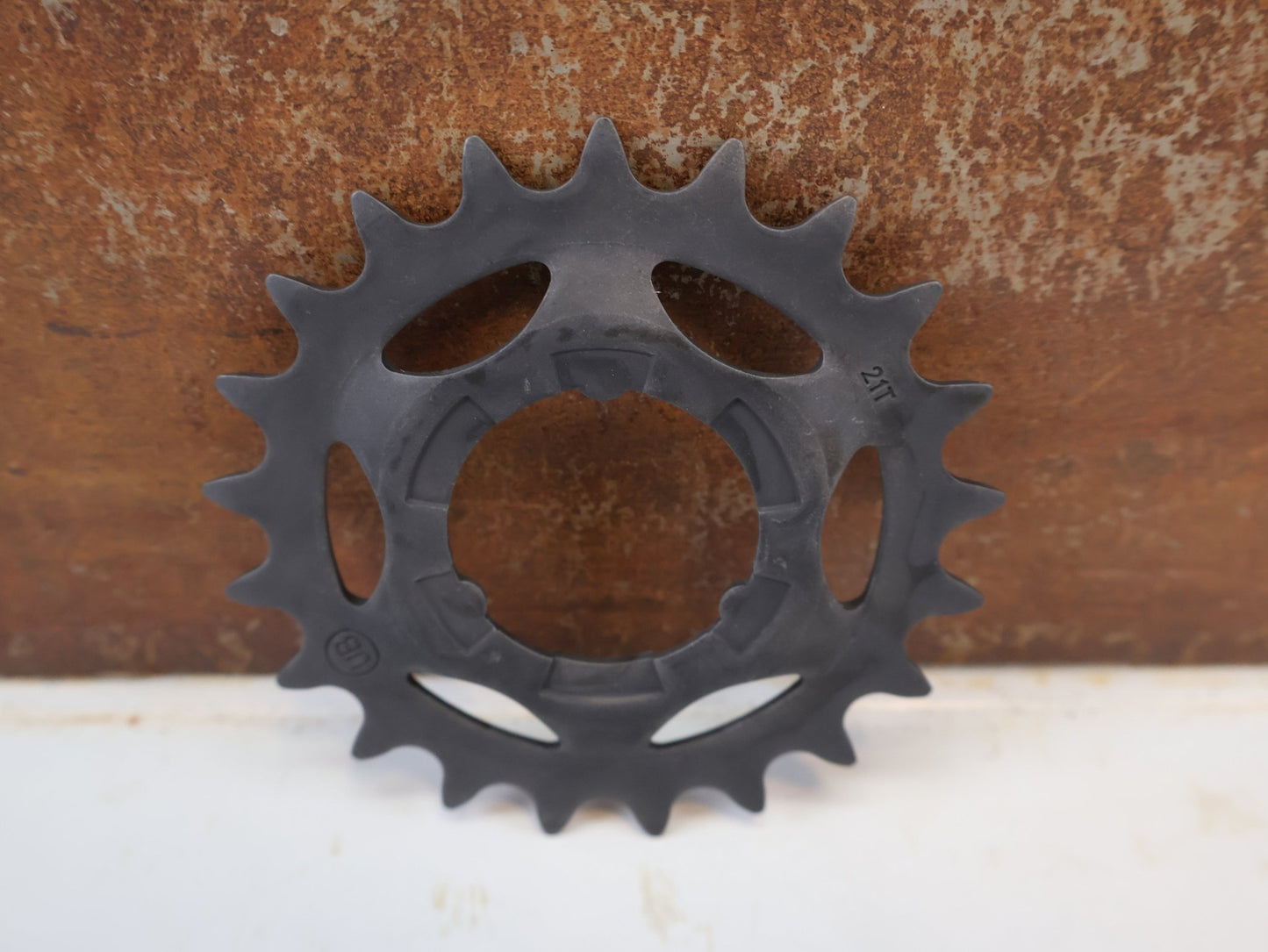 Kassette & Zahnkränze von Shimano, SHIMANO SM GEAR RITZEL / SPROCKET WHEEL / GETRIEBENABEN / 21 / 22 ZÄHNE NEXUS ALFINE SCHWARZ vor USEDBIKES-OB.DE Hintergrund