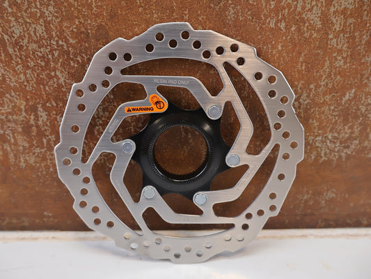 Bremsscheibe von Shimano, SHIMANO SM-RT10 BREMSSCHEIBE / 160 MM CENTERLOCK EDELSTAHL RESIN vor USEDBIKES-OB.DE Hintergrund
