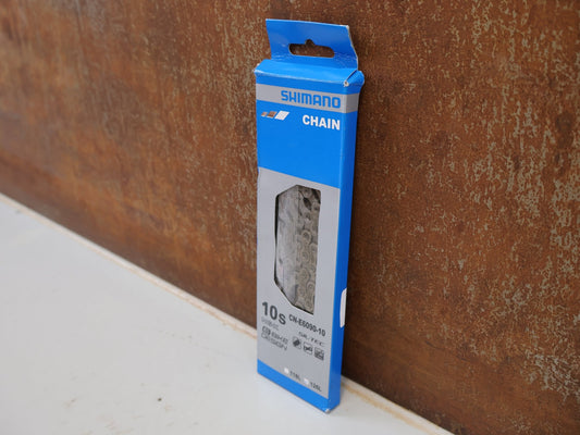 Kette von Shimano, SHIMANO STEPS CN-E6090-10 KETTE / 10-FACH 126 GLIEDER E-BIKE HG-X SIL-TEC vor USEDBIKES-OB.DE Hintergrund