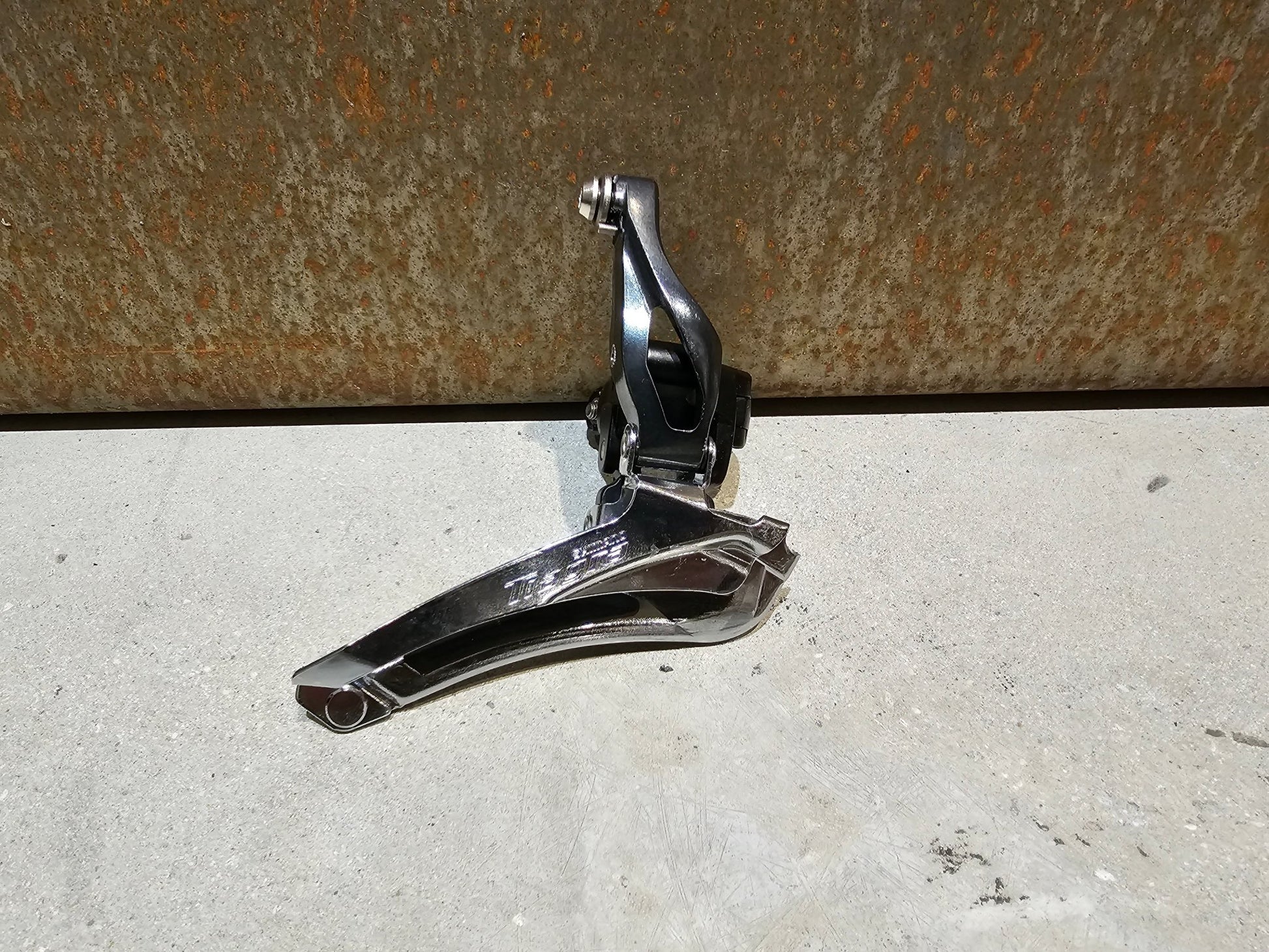 Schaltgruppen von Shimano, SHIMANO TIAGRA 4700 SCHALTGRUPPE / SCHEIBENBREMSE 2 x 10 FACH in variant_title vor USEDBIKES - OB.DE Hintergrund