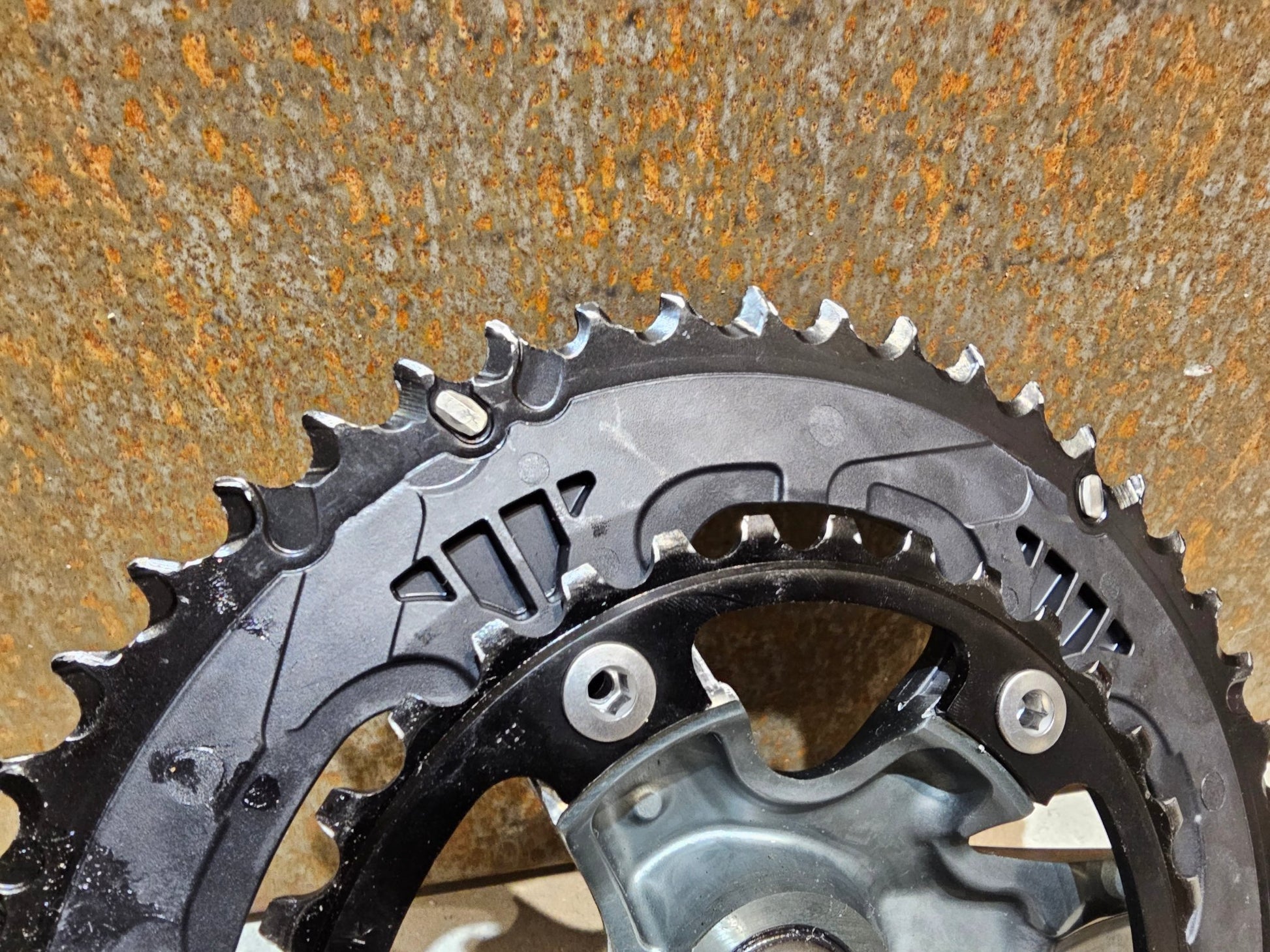 Schaltgruppen von Shimano, SHIMANO TIAGRA 4700 SCHALTGRUPPE / SCHEIBENBREMSE 2 x 10 FACH in variant_title vor USEDBIKES - OB.DE Hintergrund