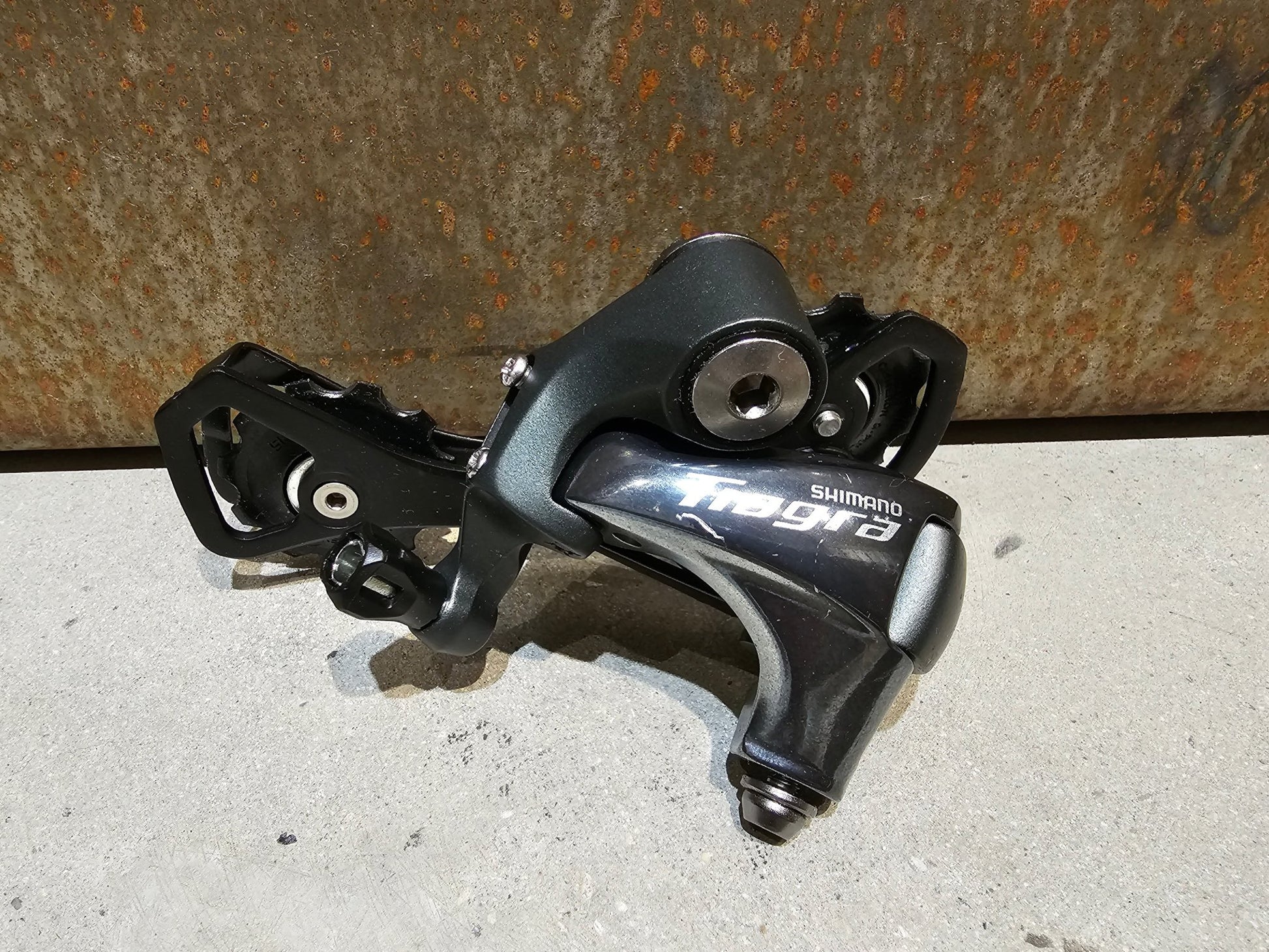 Schaltgruppen von Shimano, SHIMANO TIAGRA 4700 SCHALTGRUPPE / SCHEIBENBREMSE 2 x 10 FACH in variant_title vor USEDBIKES - OB.DE Hintergrund