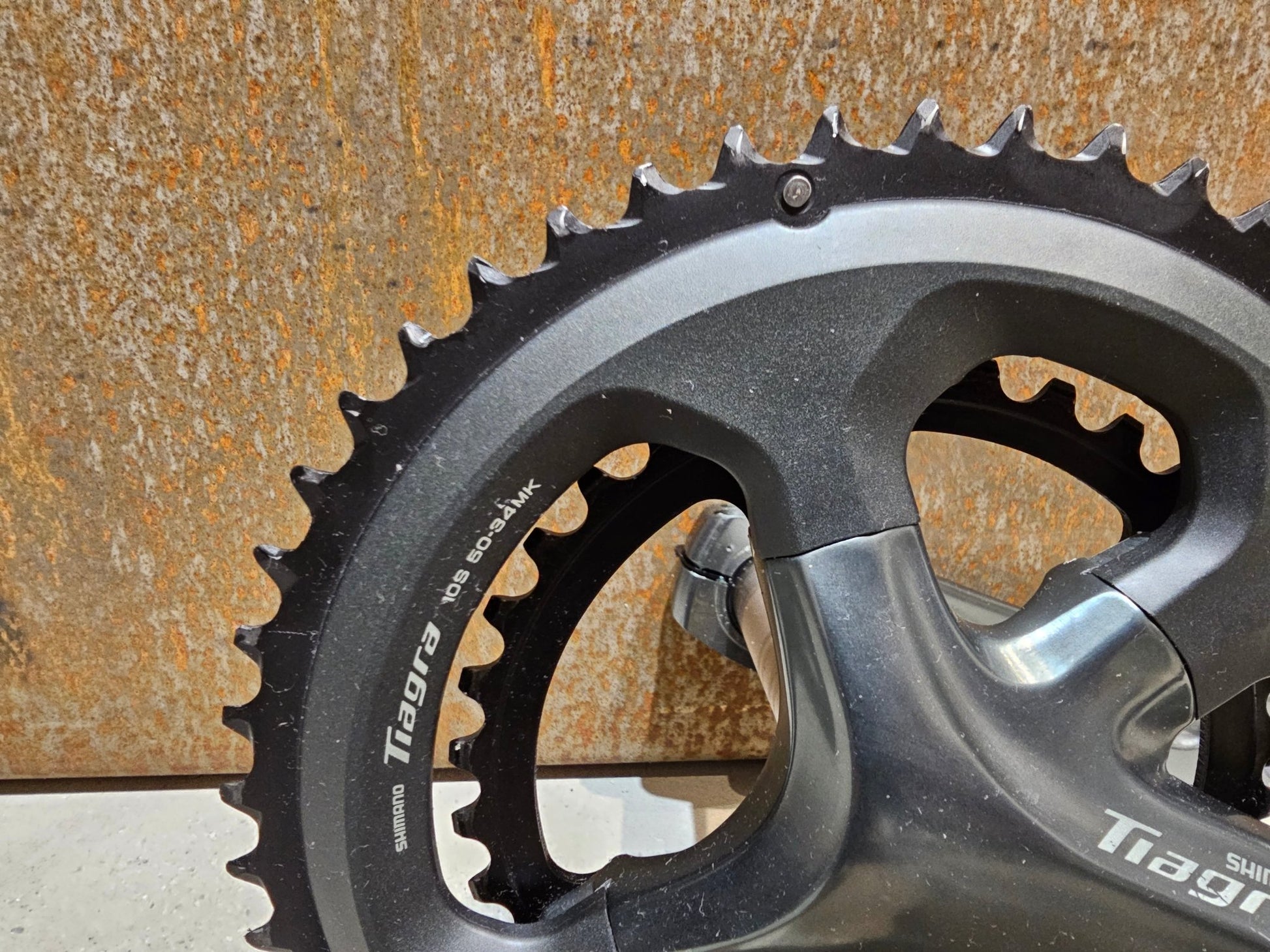 Schaltgruppen von Shimano, SHIMANO TIAGRA 4700 SCHALTGRUPPE / SCHEIBENBREMSE 2 x 10 FACH in variant_title vor USEDBIKES - OB.DE Hintergrund