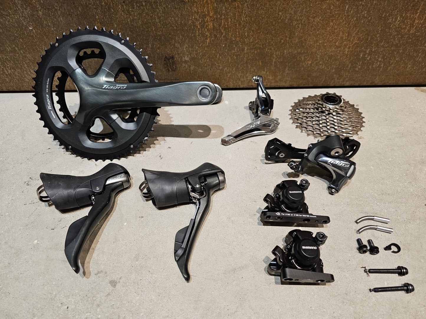 Schaltgruppen von Shimano, SHIMANO TIAGRA 4700 SCHALTGRUPPE / SCHEIBENBREMSE 2 x 10 FACH in variant_title vor USEDBIKES - OB.DE Hintergrund