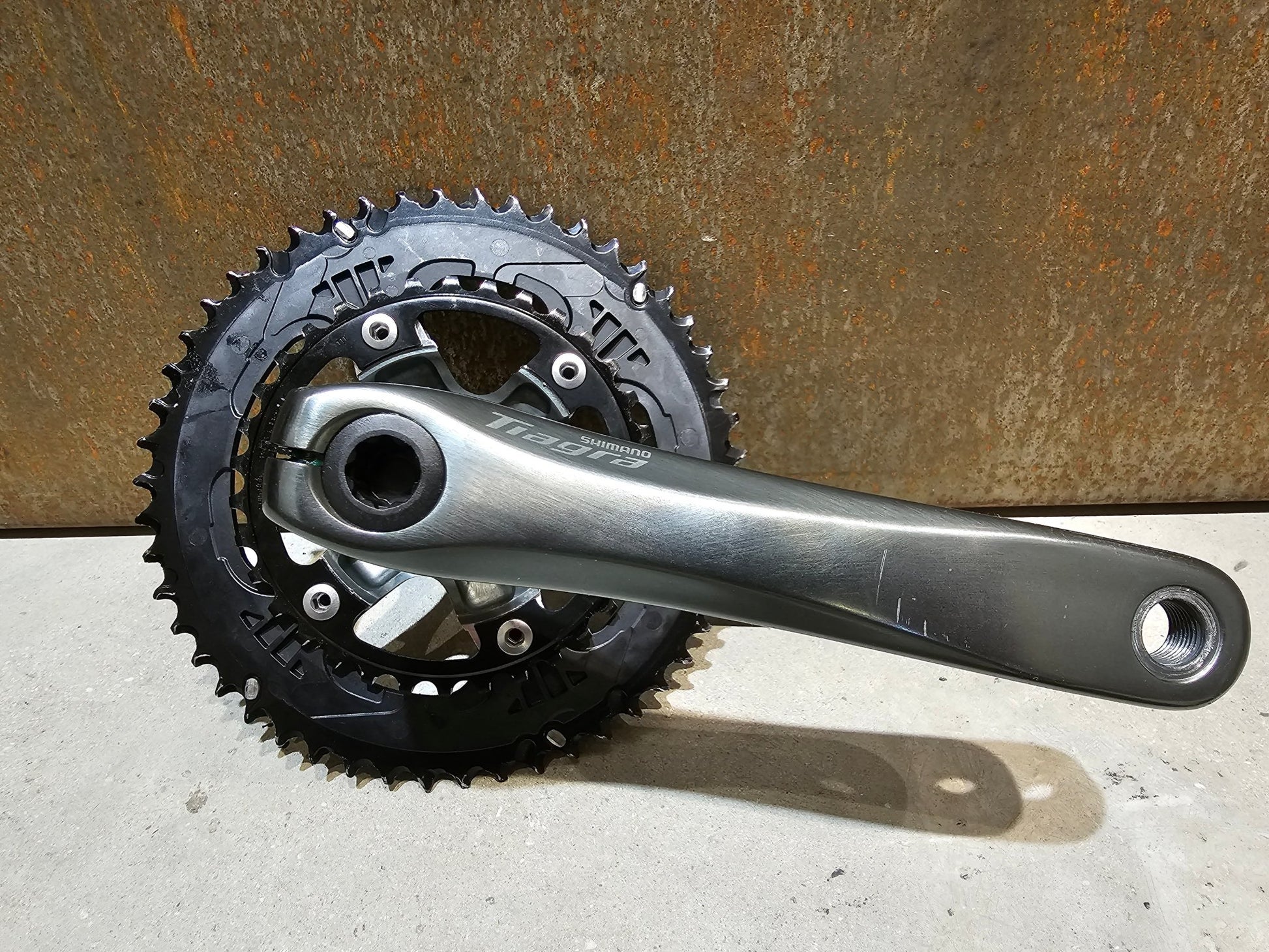 Schaltgruppen von Shimano, SHIMANO TIAGRA 4700 SCHALTGRUPPE / SCHEIBENBREMSE 2 x 10 FACH in variant_title vor USEDBIKES - OB.DE Hintergrund