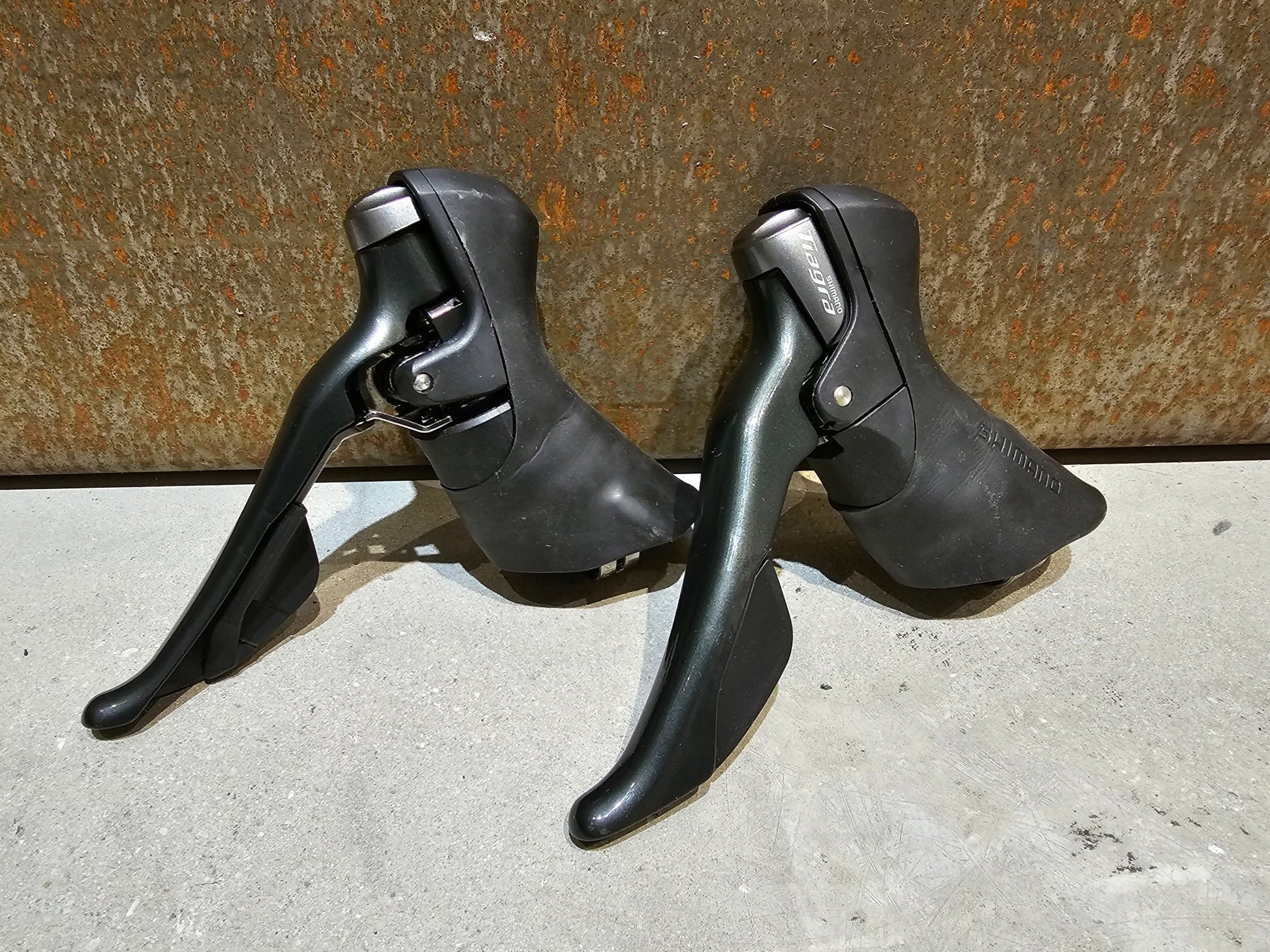 Schaltgruppen von Shimano, SHIMANO TIAGRA 4700 SCHALTGRUPPE / SCHEIBENBREMSE 2 x 10 FACH in variant_title vor USEDBIKES - OB.DE Hintergrund