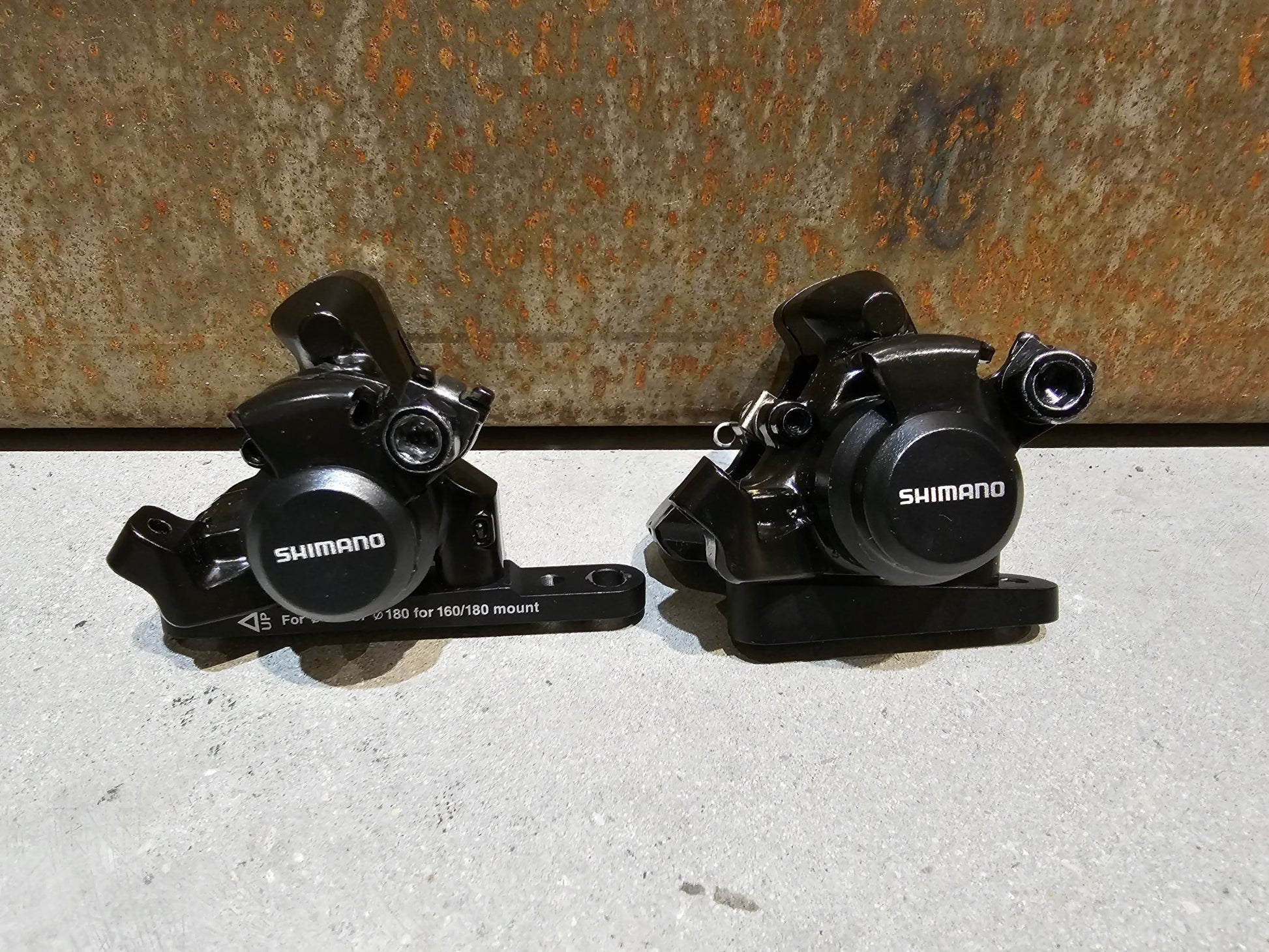 Schaltgruppen von Shimano, SHIMANO TIAGRA 4700 SCHALTGRUPPE / SCHEIBENBREMSE 2 x 10 FACH in variant_title vor USEDBIKES - OB.DE Hintergrund