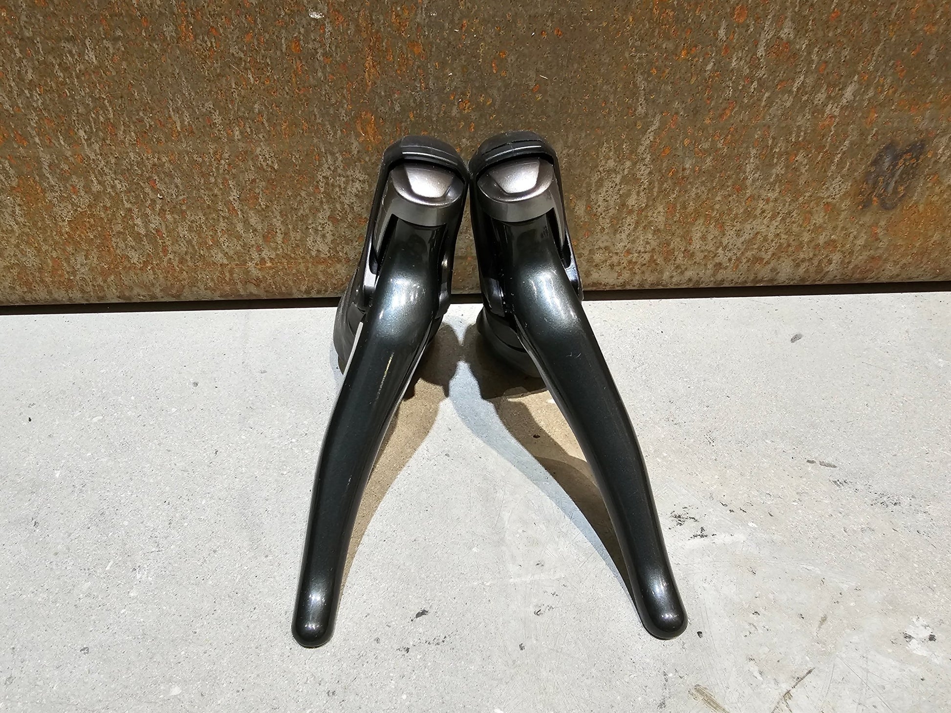 Schaltgruppen von Shimano, SHIMANO TIAGRA 4700 SCHALTGRUPPE / SCHEIBENBREMSE 2 x 10 FACH in variant_title vor USEDBIKES - OB.DE Hintergrund