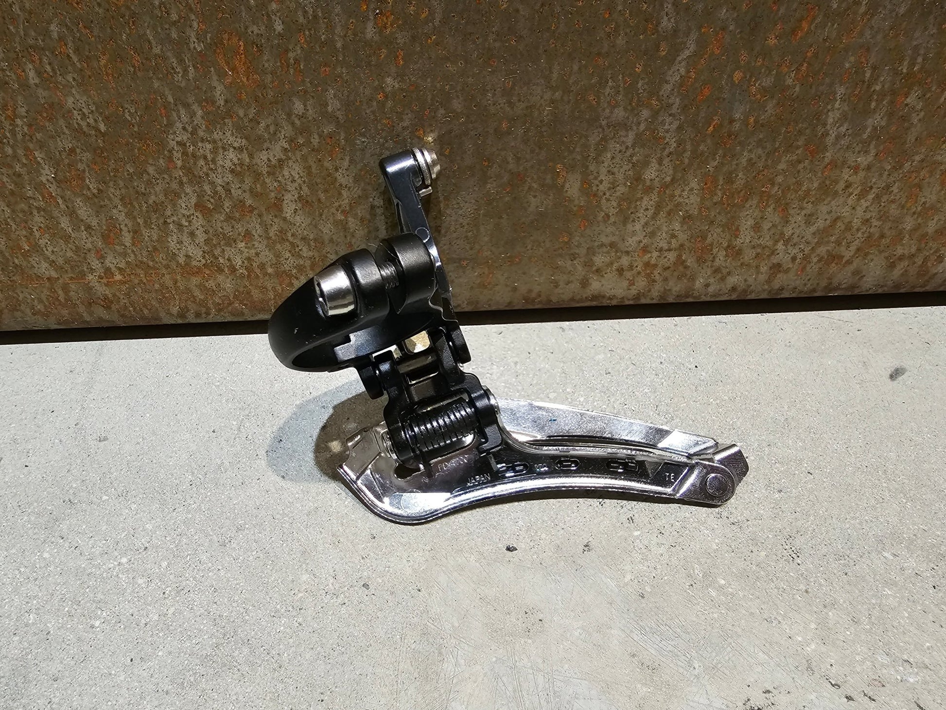 Schaltgruppen von Shimano, SHIMANO TIAGRA 4700 SCHALTGRUPPE / SCHEIBENBREMSE 2 x 10 FACH in variant_title vor USEDBIKES - OB.DE Hintergrund