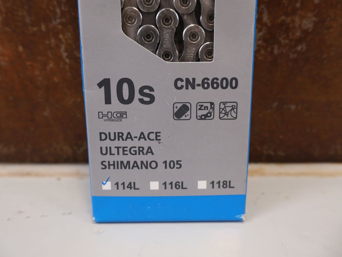 Kette von Shimano, SHIMANO ULTEGRA CN-6600 KETTE / 10-FACH / 114 GLIEDER / 3X10-FACH RENNRAD vor USEDBIKES-OB.DE Hintergrund