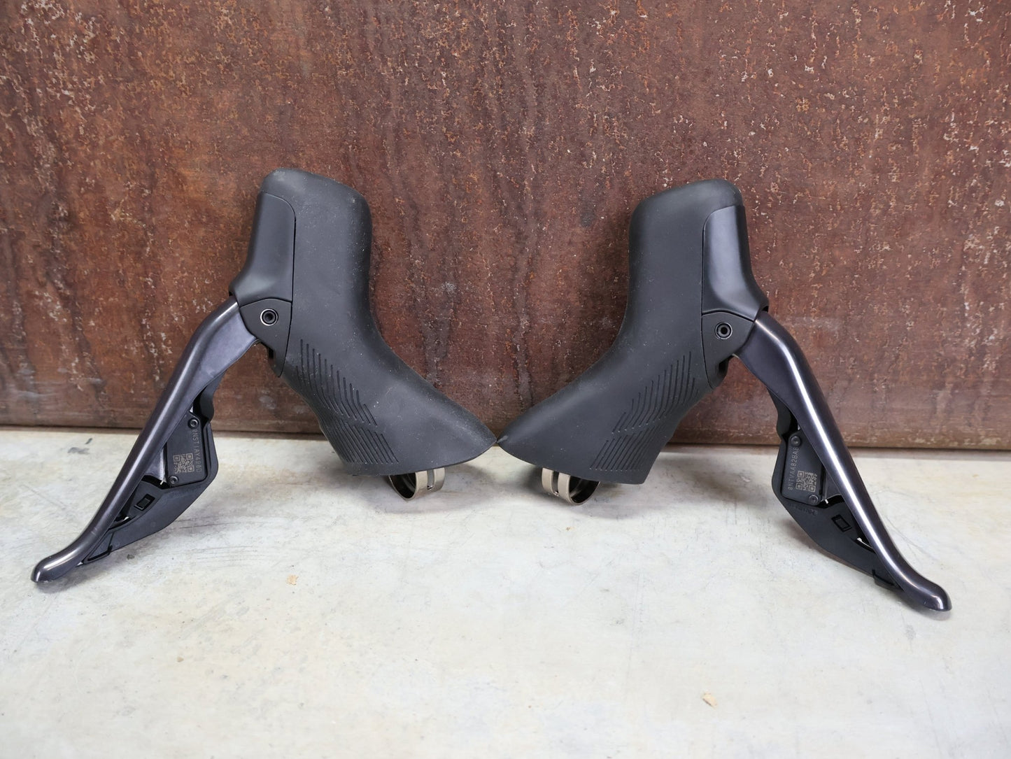 Schaltgruppen von Shimano, SHIMANO ULTEGRA DI2 R8170 SCHALTGRUPPE FD / RD / SHIFTER 2 X 12 FACH vor USEDBIKES - OB.DE Hintergrund