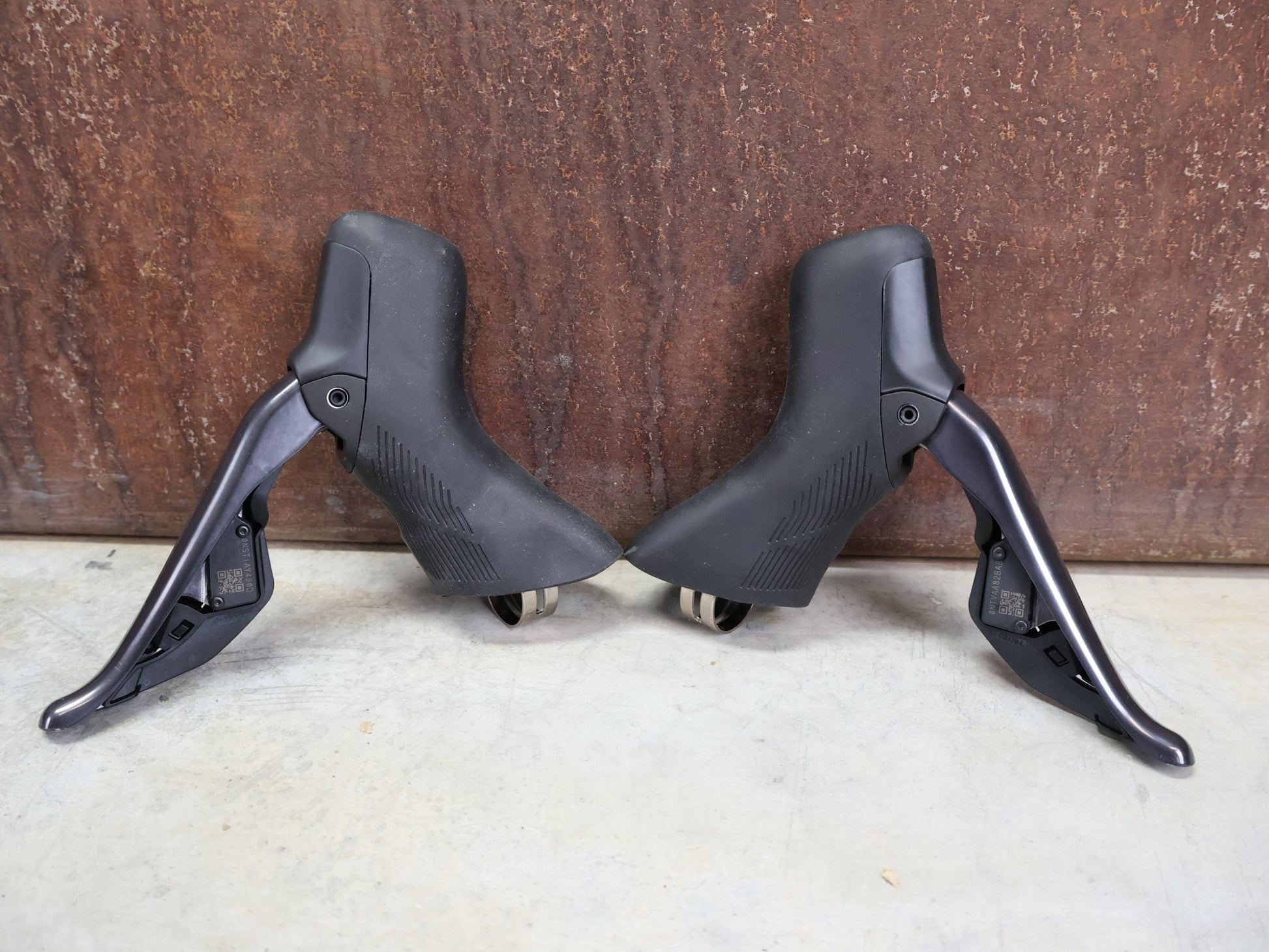 Schaltgruppen von Shimano, SHIMANO ULTEGRA DI2 R8170 SCHALTGRUPPE FD / RD / SHIFTER 2 X 12 FACH vor USEDBIKES - OB.DE Hintergrund