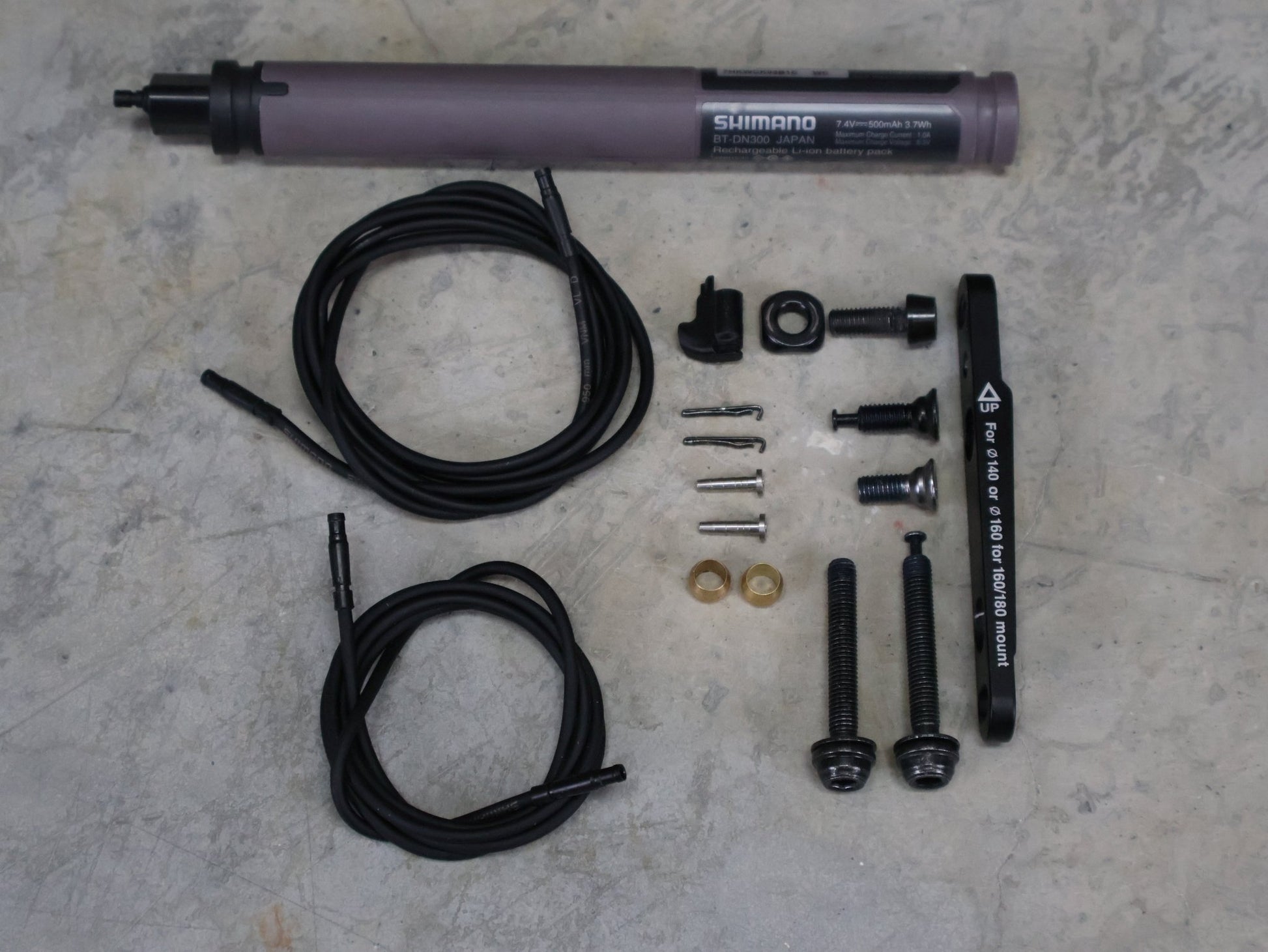 Schaltgruppen von Shimano, SHIMANO ULTEGRA DI2 R8170 SCHALTGRUPPE FD / RD / SHIFTER 2 X 12 FACH vor USEDBIKES - OB.DE Hintergrund