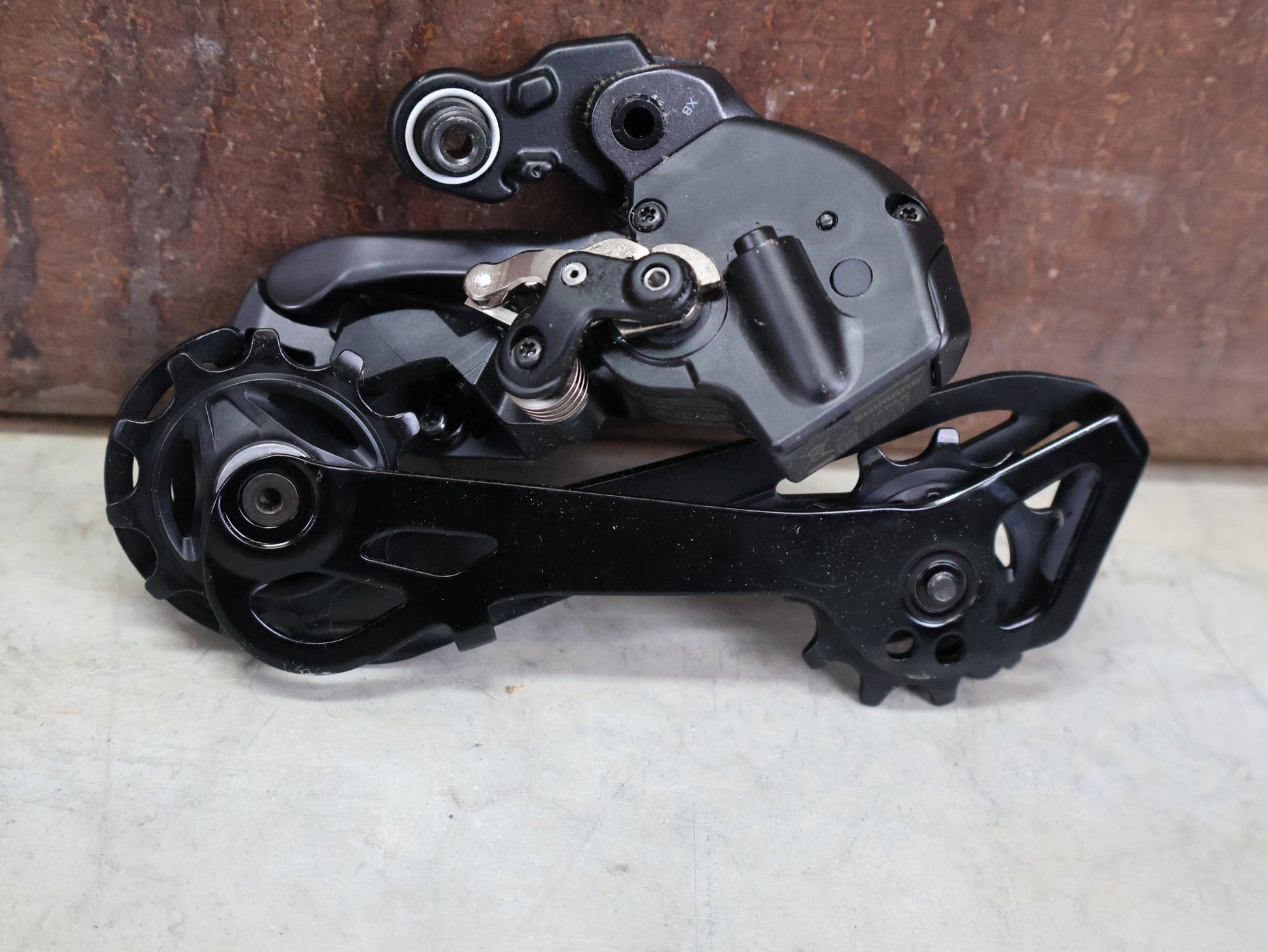 Schaltgruppen von Shimano, SHIMANO ULTEGRA DI2 R8170 SCHALTGRUPPE FD / RD / SHIFTER 2 X 12 FACH vor USEDBIKES - OB.DE Hintergrund