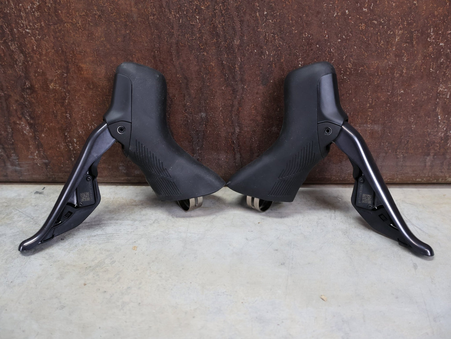 Schaltgruppen von Shimano, SHIMANO ULTEGRA DI2 R8170 SCHALTGRUPPE FD / RD / SHIFTER 2 X 12 FACH vor USEDBIKES - OB.DE Hintergrund