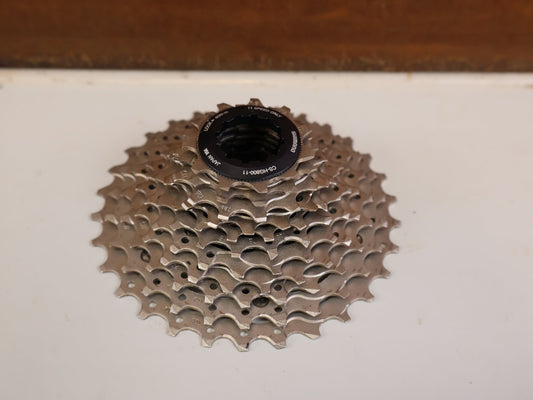 Kassette & Zahnkränze von Shimano, SHIMANO ULTEGRA KASSETTE CS-R8000 11 FACH 11-30 ZÄHNE vor USEDBIKES-OB.DE Hintergrund