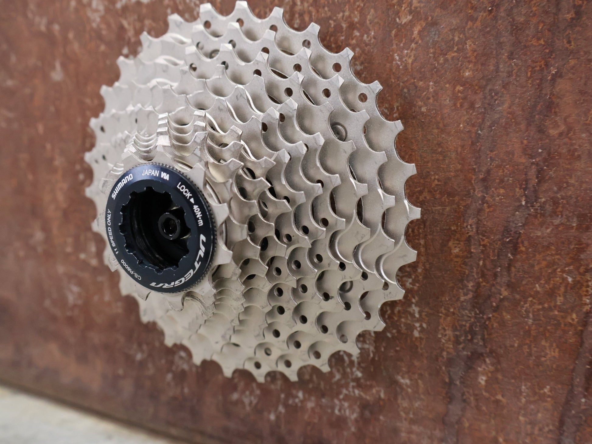 Kassette & Zahnkränze von Shimano, SHIMANO ULTEGRA KASSETTE CS - R8000 11 FACH 11 - 30 ZÄHNE vor USEDBIKES - OB.DE Hintergrund