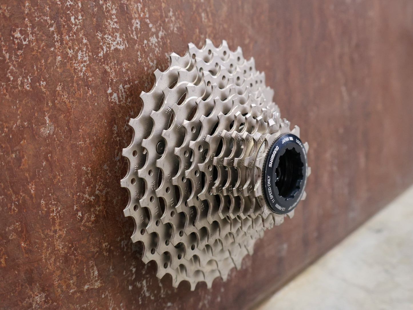 Kassette & Zahnkränze von Shimano, SHIMANO ULTEGRA KASSETTE CS - R8000 11 FACH 11 - 30 ZÄHNE vor USEDBIKES - OB.DE Hintergrund