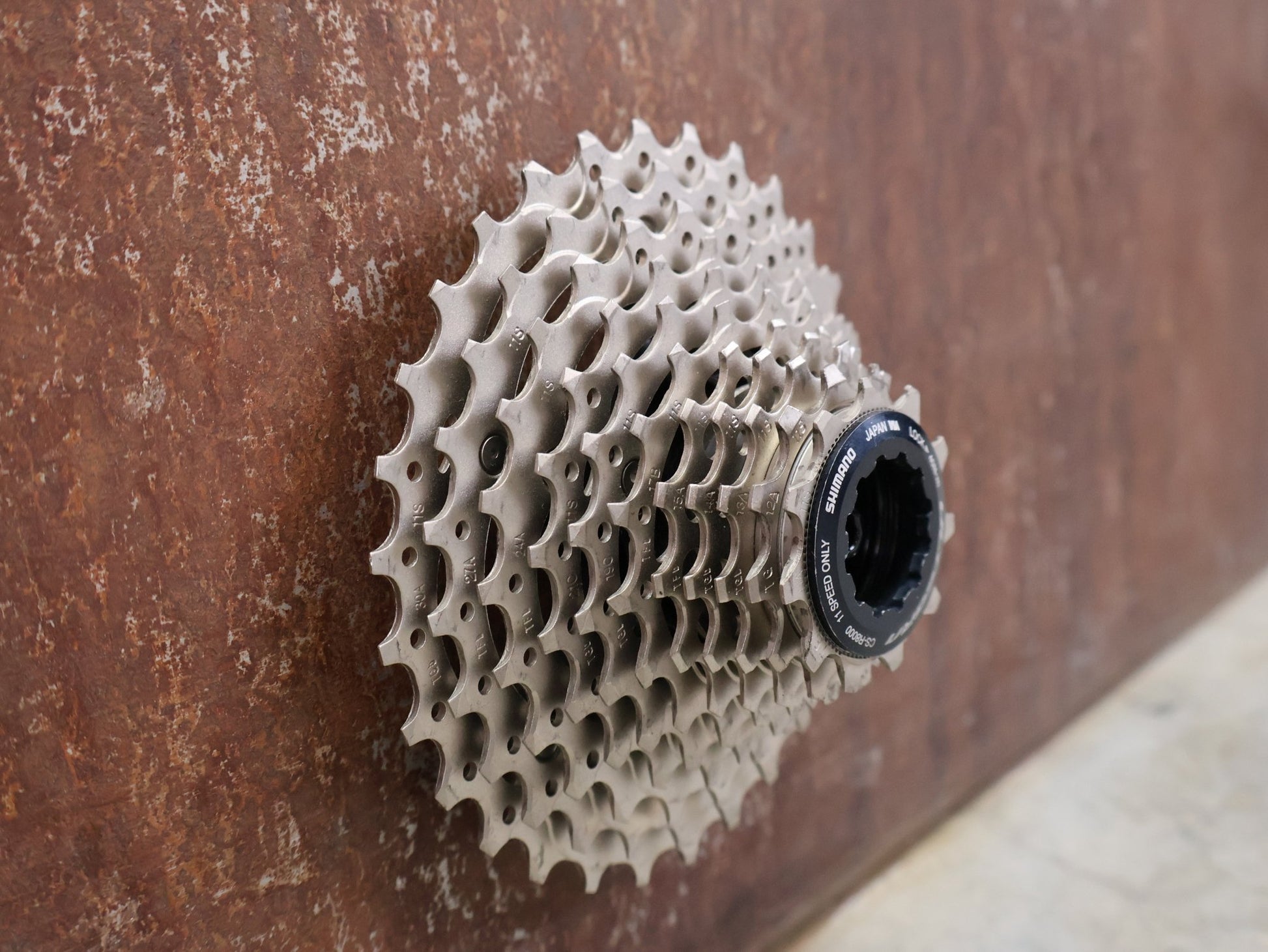 Kassette & Zahnkränze von Shimano, SHIMANO ULTEGRA KASSETTE CS - R8000 11 FACH 11 - 30 ZÄHNE vor USEDBIKES - OB.DE Hintergrund