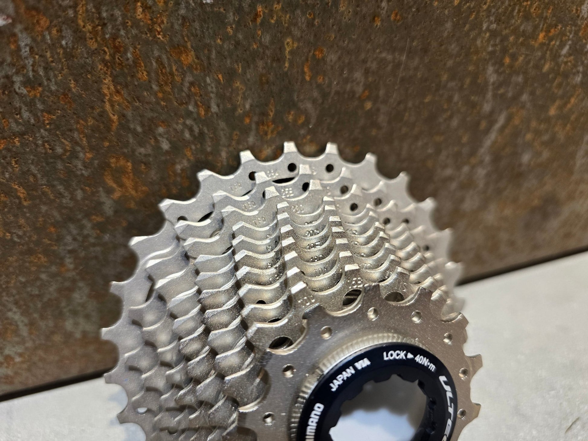 Kassette & Zahnkränze von Shimano, SHIMANO ULTEGRA KASSETTE CS - R8000 ZAHNKRANZ 11FACH 14 - 28 ZÄHNE in variant_title vor USEDBIKES - OB.DE Hintergrund