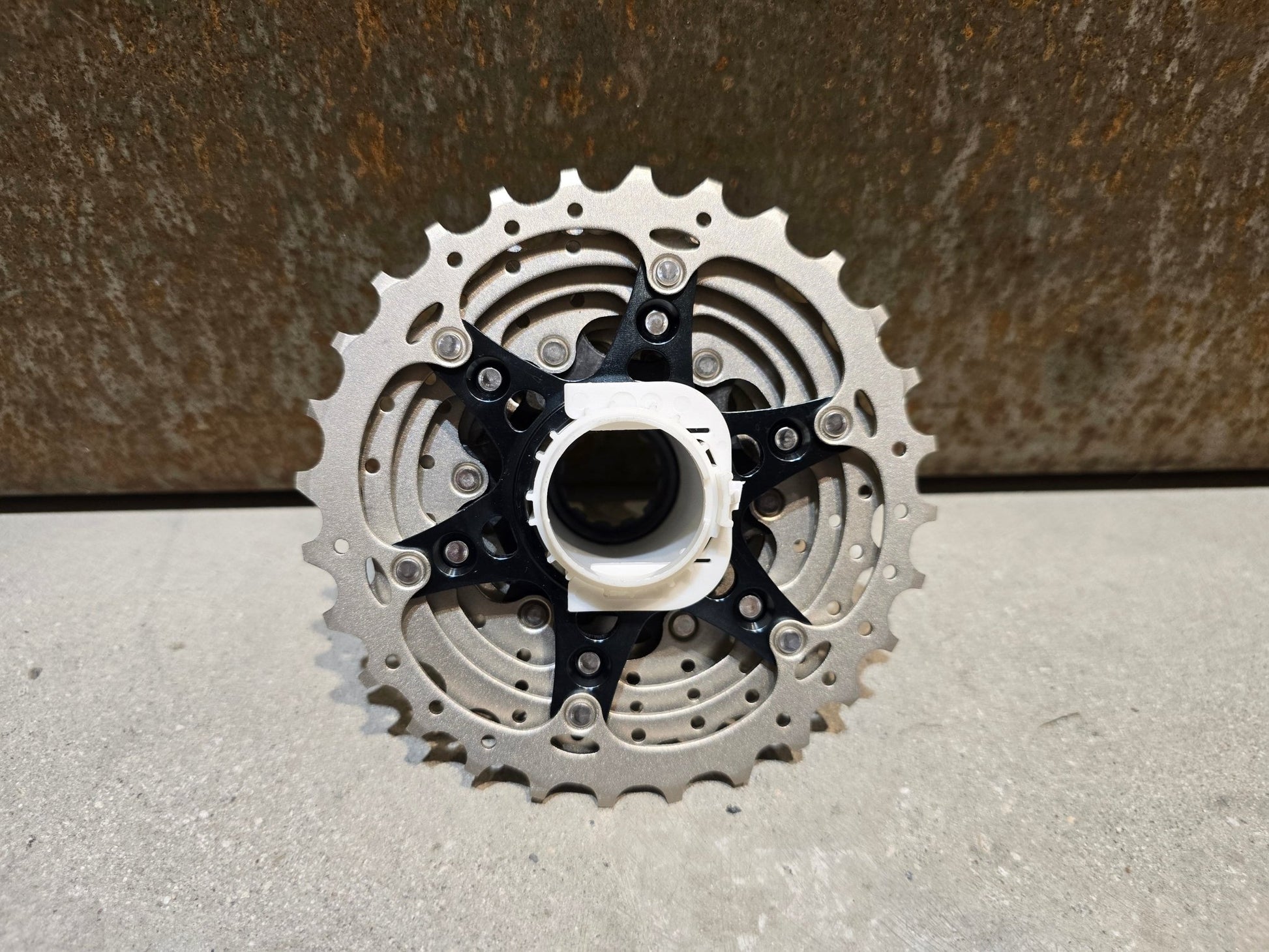 Kassette & Zahnkränze von Shimano, SHIMANO ULTEGRA KASSETTE CS - R8000 ZAHNKRANZ 11FACH 14 - 28 ZÄHNE in variant_title vor USEDBIKES - OB.DE Hintergrund