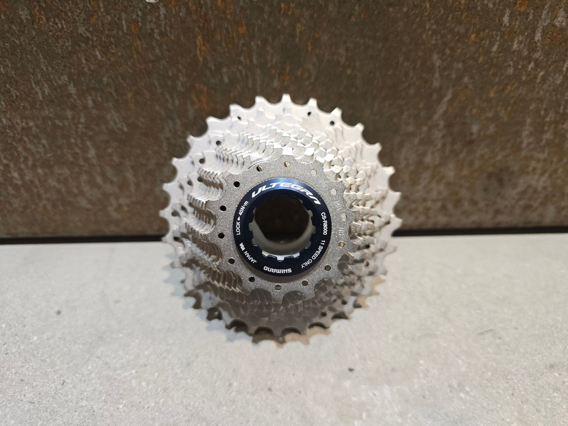 Kassette & Zahnkränze von Shimano, SHIMANO ULTEGRA KASSETTE CS - R8000 ZAHNKRANZ 11FACH 14 - 28 ZÄHNE in variant_title vor USEDBIKES - OB.DE Hintergrund