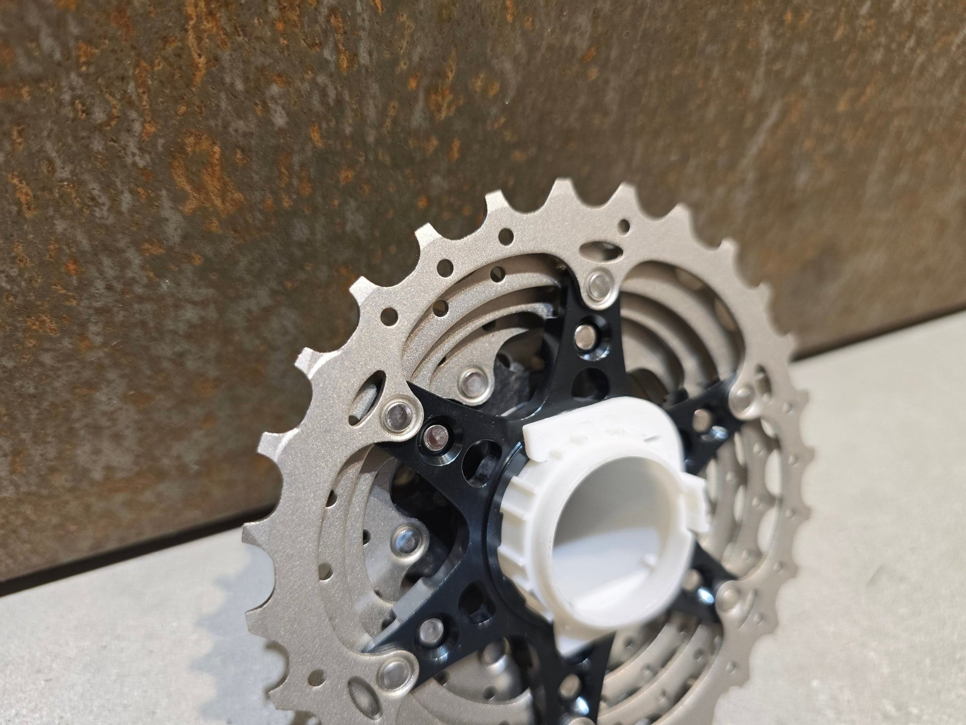 Kassette & Zahnkränze von Shimano, SHIMANO ULTEGRA KASSETTE CS - R8000 ZAHNKRANZ 11FACH 14 - 28 ZÄHNE in variant_title vor USEDBIKES - OB.DE Hintergrund