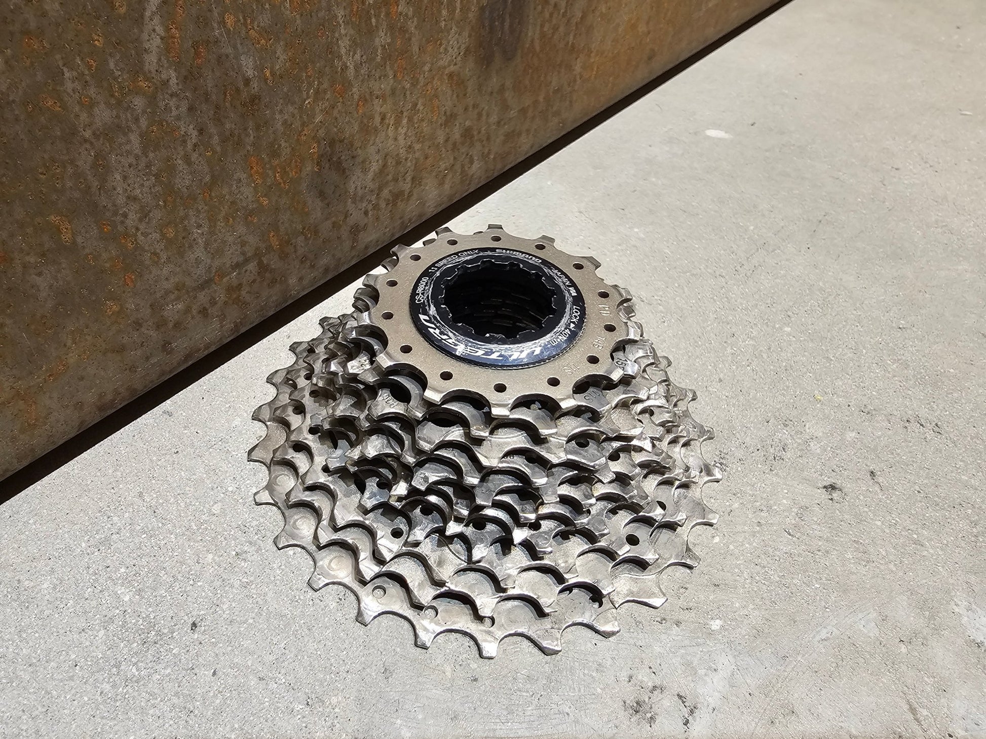 Kassette & Zahnkränze von Shimano, SHIMANO ULTEGRA KASSETTE CS - R8000 ZAHNKRANZ 14 - 28 ZÄHNE GEBRAUCHT in variant_title vor USEDBIKES - OB.DE Hintergrund