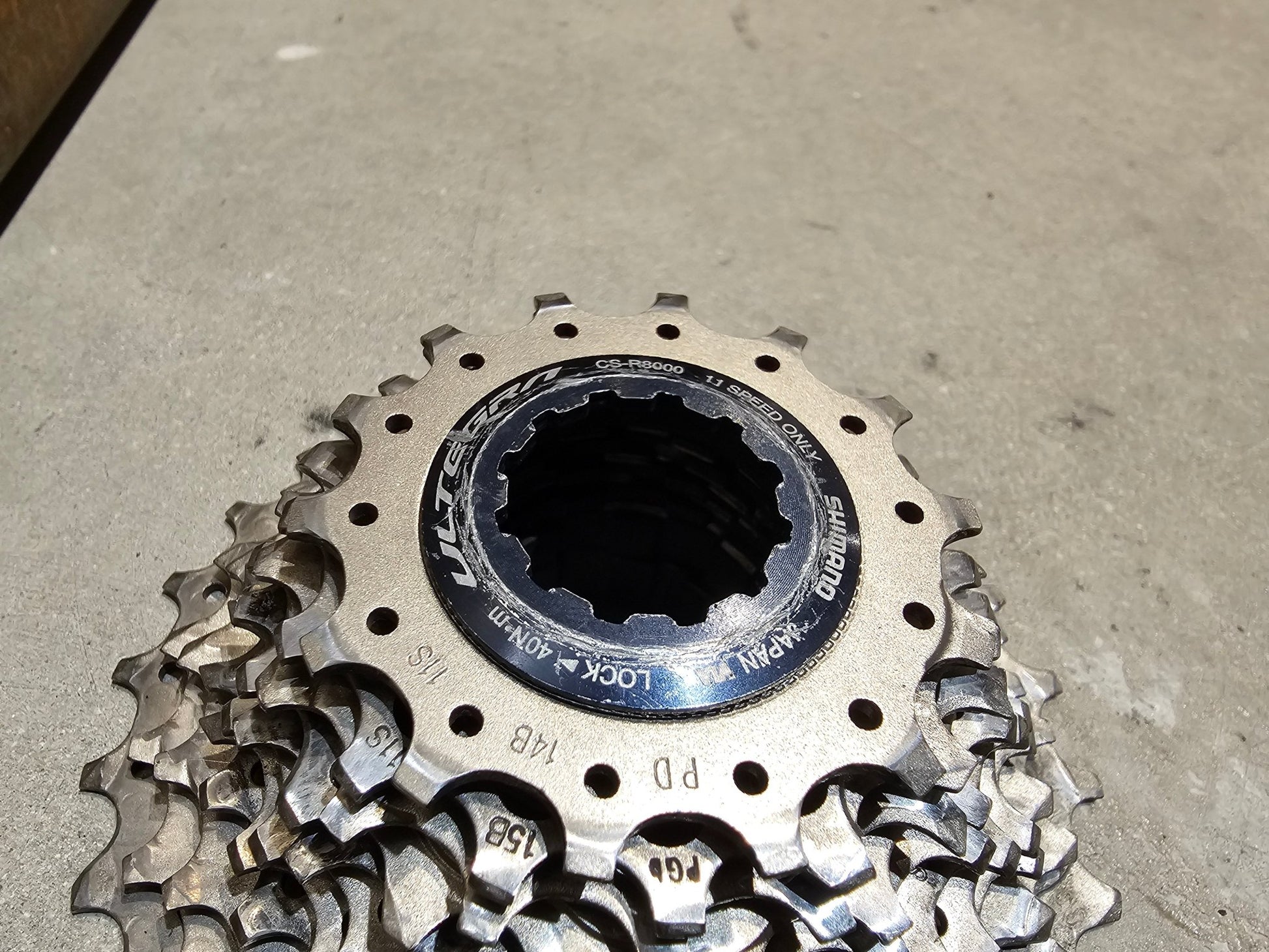 Kassette & Zahnkränze von Shimano, SHIMANO ULTEGRA KASSETTE CS - R8000 ZAHNKRANZ 14 - 28 ZÄHNE GEBRAUCHT in variant_title vor USEDBIKES - OB.DE Hintergrund