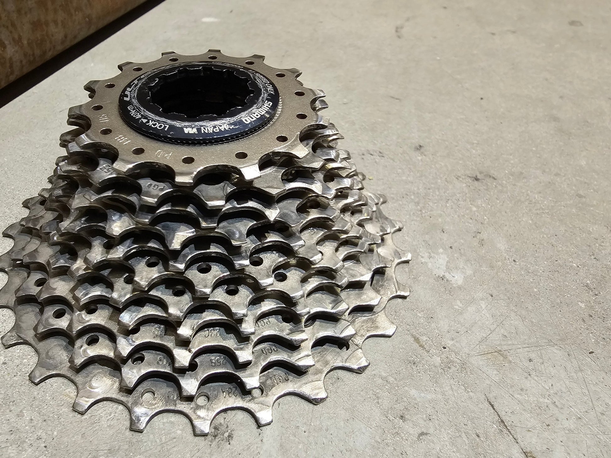 Kassette & Zahnkränze von Shimano, SHIMANO ULTEGRA KASSETTE CS - R8000 ZAHNKRANZ 14 - 28 ZÄHNE GEBRAUCHT in variant_title vor USEDBIKES - OB.DE Hintergrund