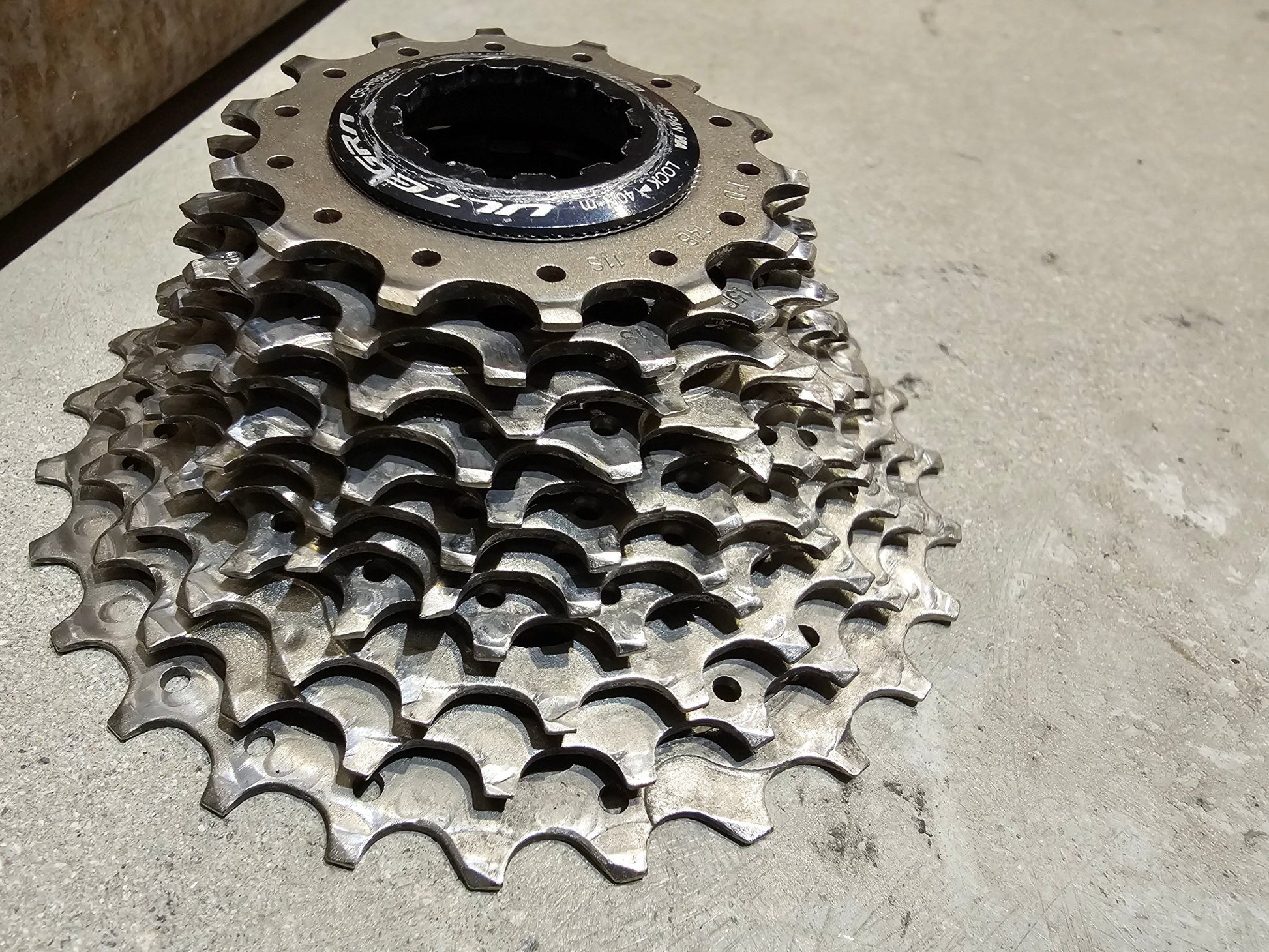 Kassette & Zahnkränze von Shimano, SHIMANO ULTEGRA KASSETTE CS - R8000 ZAHNKRANZ 14 - 28 ZÄHNE GEBRAUCHT in variant_title vor USEDBIKES - OB.DE Hintergrund