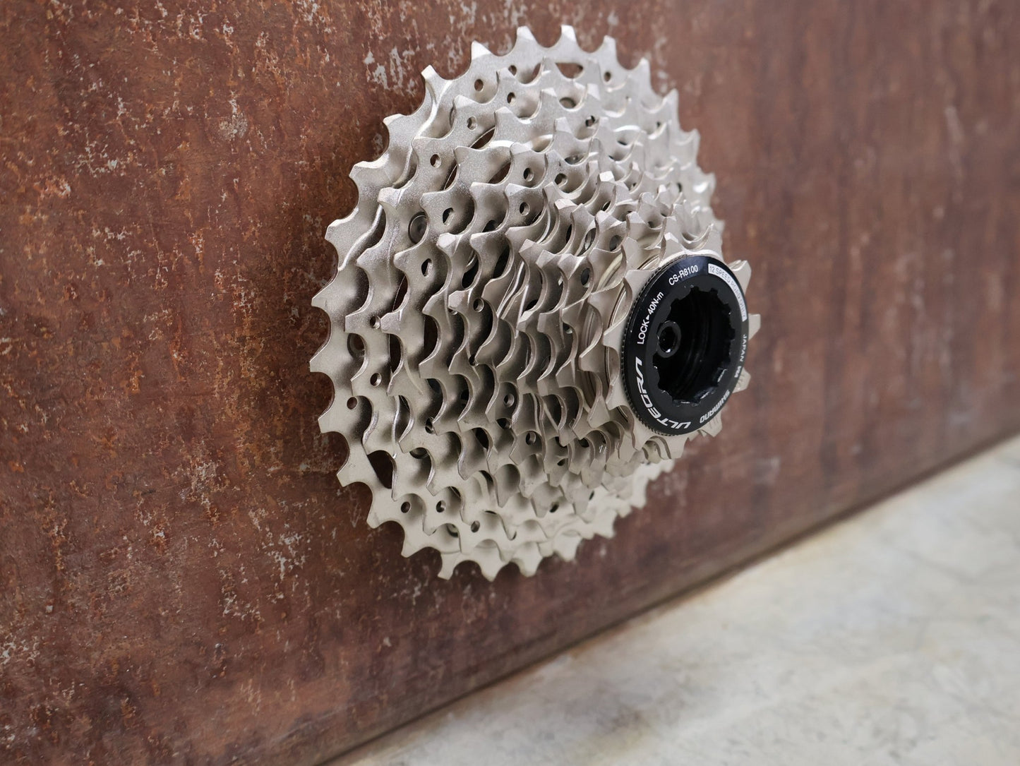 Kassette & Zahnkränze von Shimano, SHIMANO ULTEGRA KASSETTE CS - R8100 12 FACH 11 - 30 ZÄHNE vor USEDBIKES - OB.DE Hintergrund