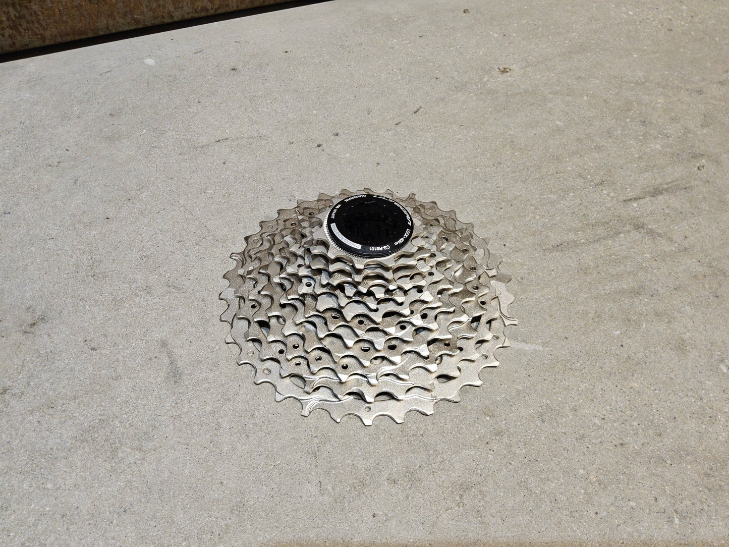 Kassette & Zahnkränze von Shimano, SHIMANO ULTEGRA KASSETTE CS - R8100 12 FACH 11 - 34 ZÄHNE vor USEDBIKES - OB.DE Hintergrund