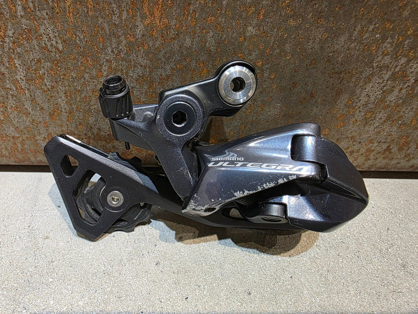 Schaltungsteile von Shimano, SHIMANO ULTEGRA RD - R8000 - SS SCHALTWERK 2 X 11 FACH vor USEDBIKES - OB.DE Hintergrund