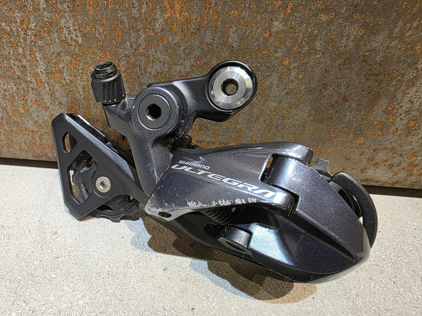 Schaltungsteile von Shimano, SHIMANO ULTEGRA RD - R8000 - SS SCHALTWERK 2 X 11 FACH vor USEDBIKES - OB.DE Hintergrund
