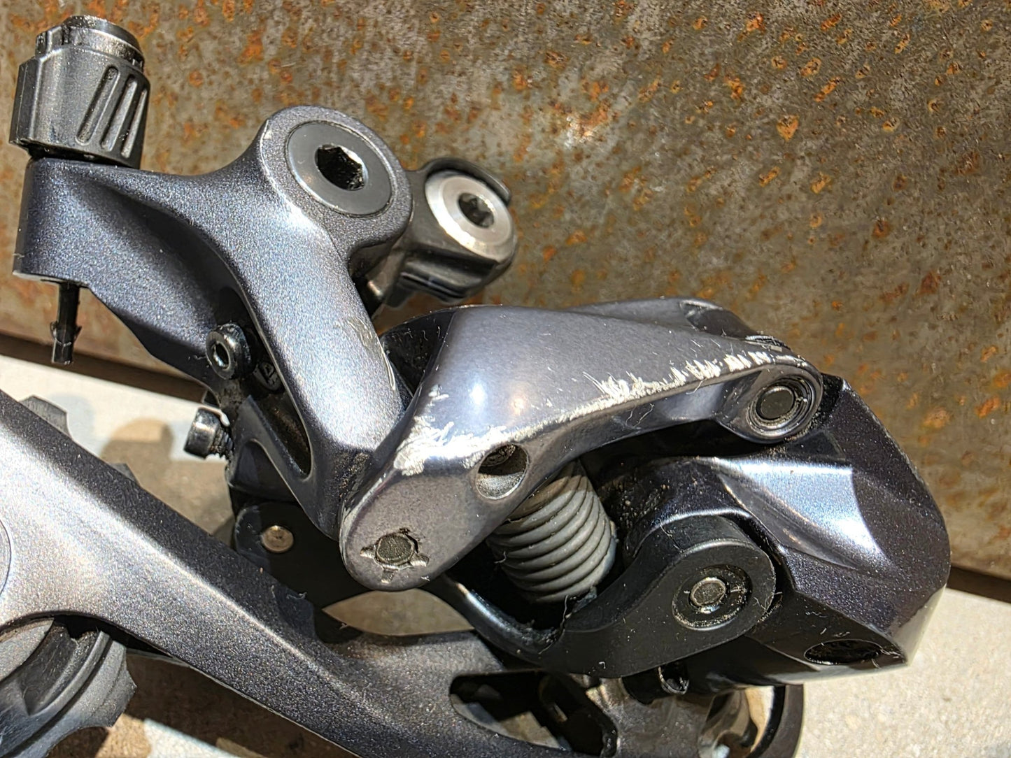 Schaltungsteile von Shimano, SHIMANO ULTEGRA RD - R8000 - SS SCHALTWERK 2 X 11 FACH vor USEDBIKES - OB.DE Hintergrund