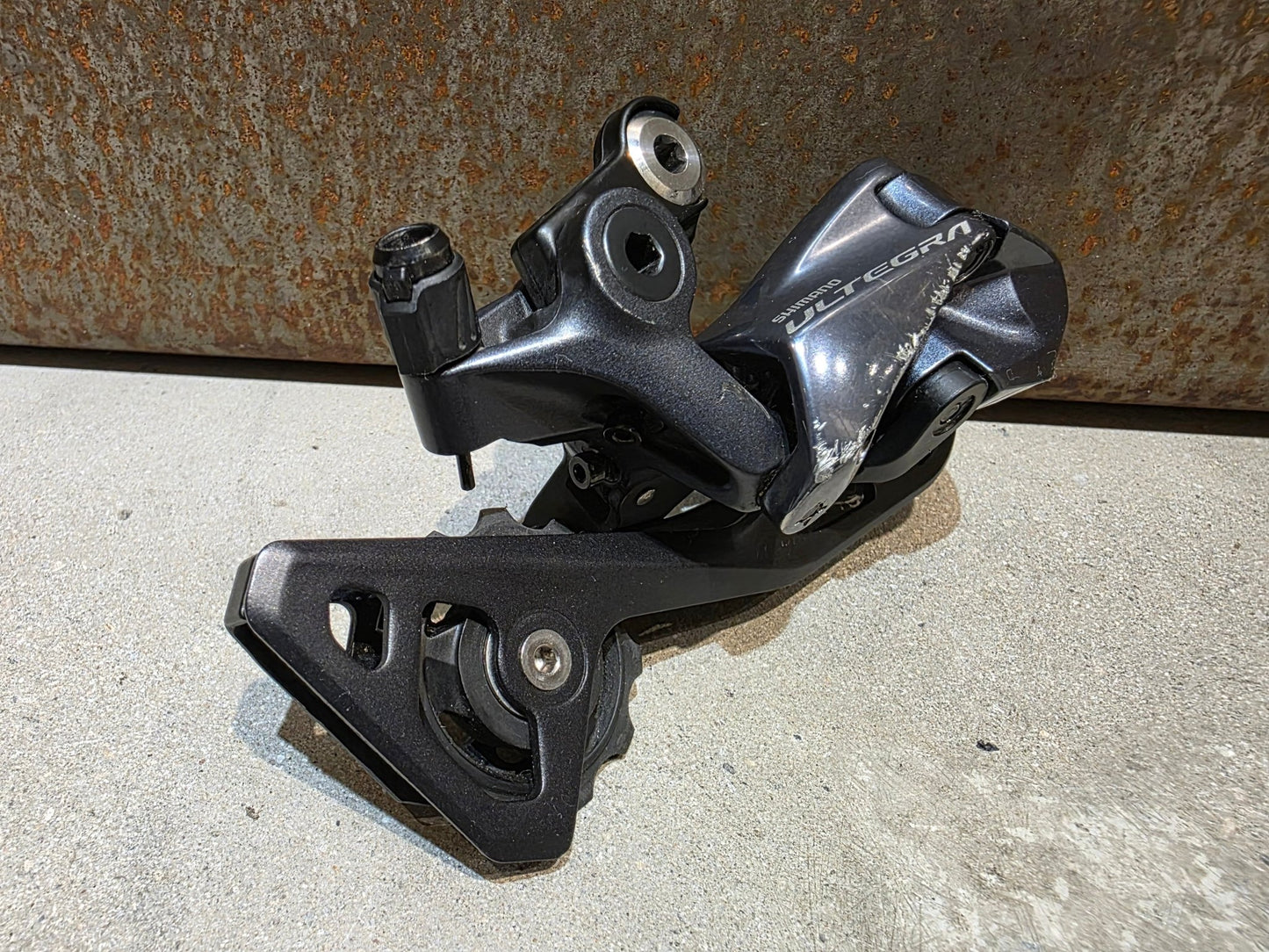 Schaltungsteile von Shimano, SHIMANO ULTEGRA RD - R8000 - SS SCHALTWERK 2 X 11 FACH vor USEDBIKES - OB.DE Hintergrund
