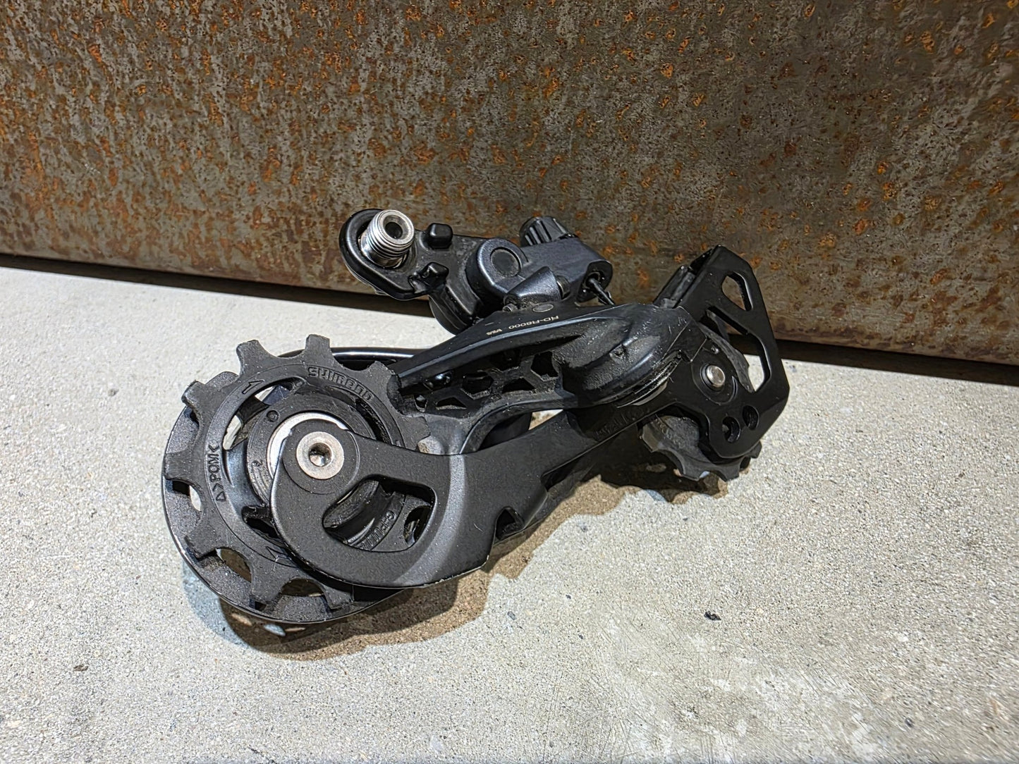 Schaltungsteile von Shimano, SHIMANO ULTEGRA RD - R8000 - SS SCHALTWERK 2 X 11 FACH vor USEDBIKES - OB.DE Hintergrund