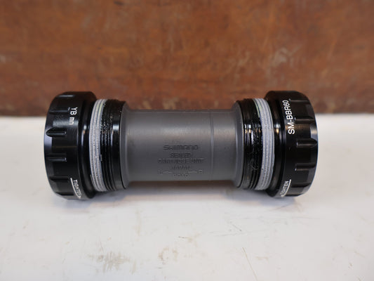 Innenlager von Shimano, Shimano Ultegra SM-BBR60 BSA Innenlager ISMBBR60B vor USEDBIKES-OB.DE Hintergrund